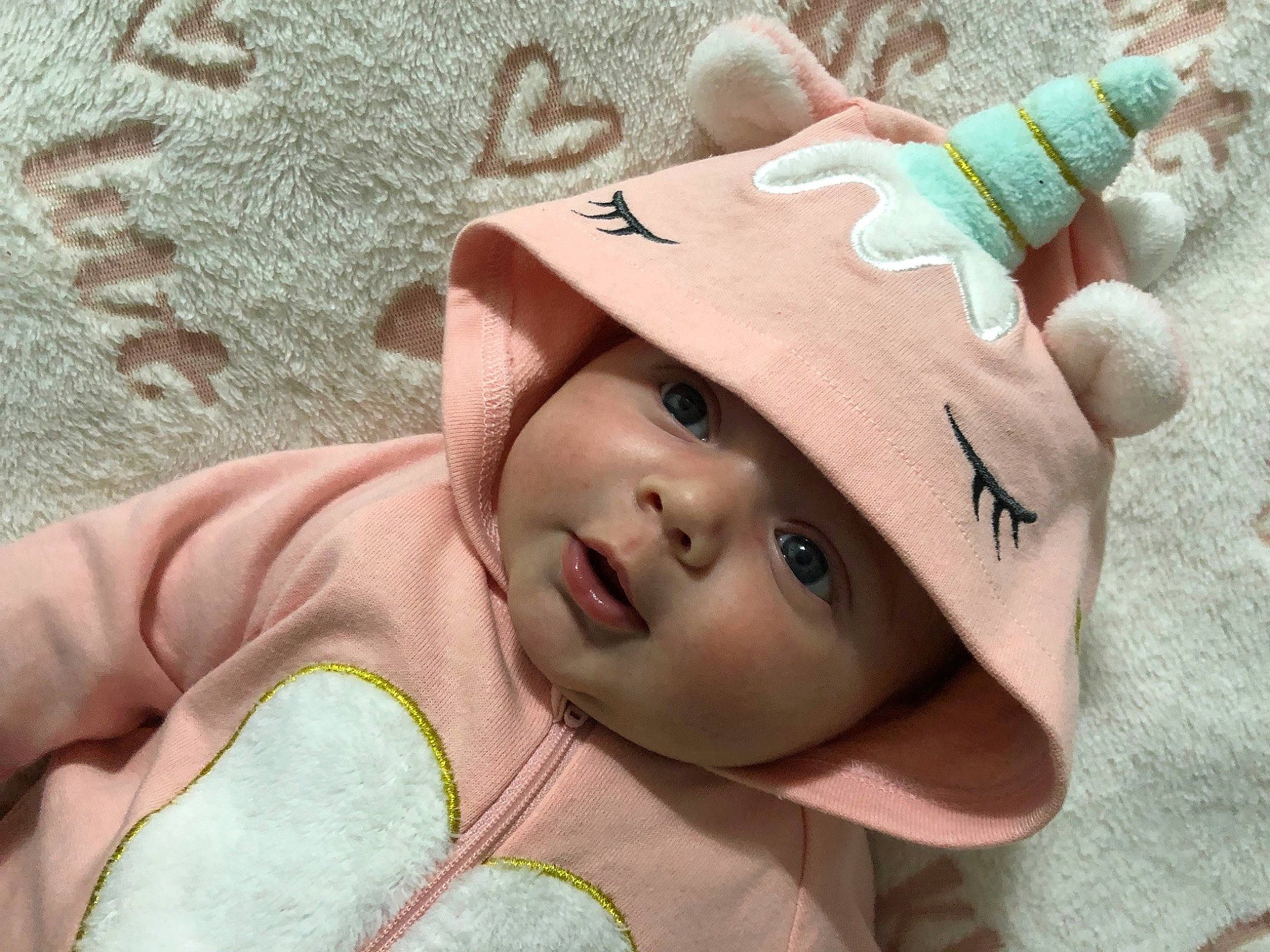 Lindsay a rejoint le concours — aidez-le/la à gagner de superbes lots ! arm, baby, baby_toddler_clothing, cap, cheek, doll, eyelash, fawn, green, happy, hat, headwear, lip, nose, person, pink, skin, sun_hat, textile, toddler