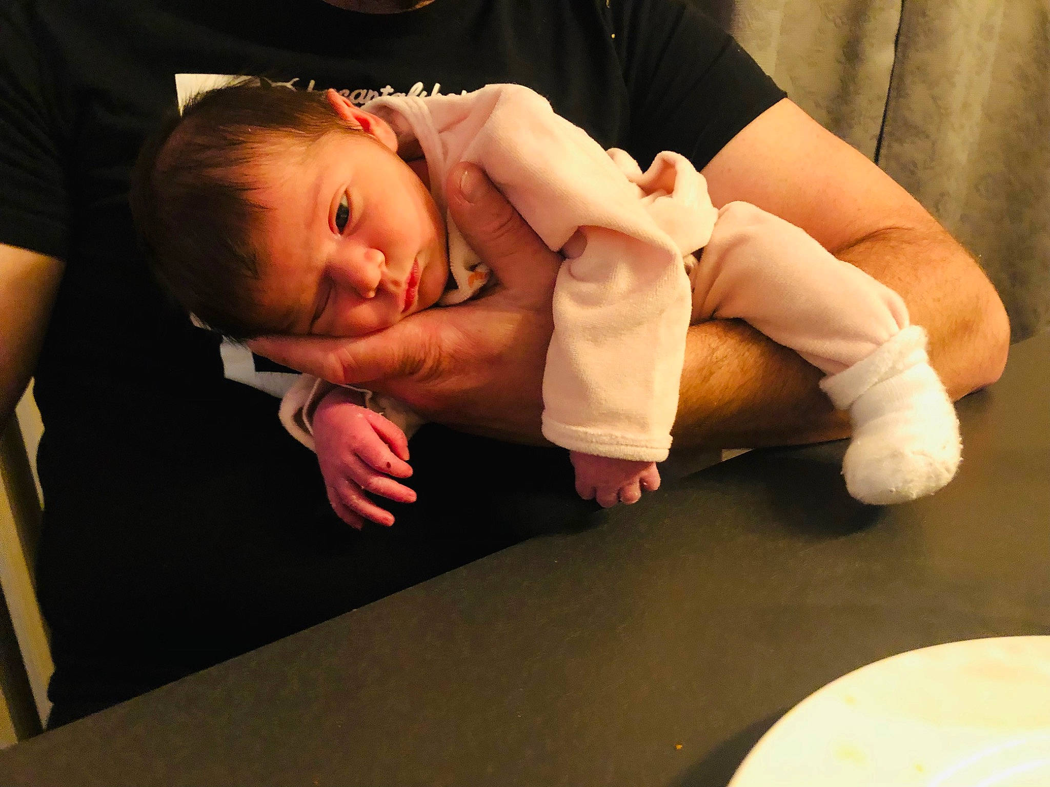 Lindsay a rejoint le concours — aidez-le/la à gagner de superbes lots ! abdomen, baby, baby_toddler_clothing, barefoot, chest, child, comfort, elbow, finger, flash_photography, gesture, hand, happy, knee, nail, person, thigh, thumb, toddler, trunk