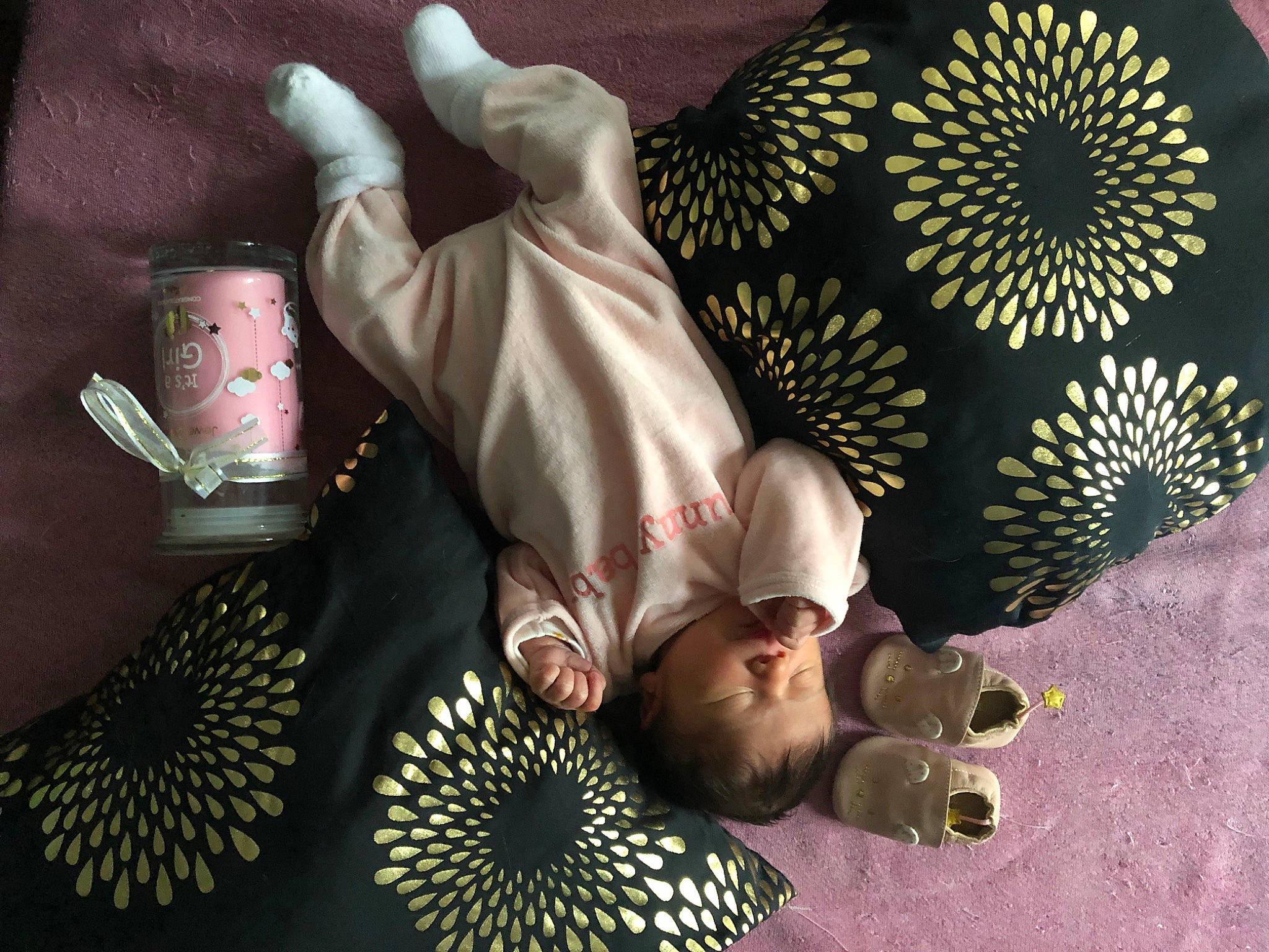 Lindsay participe au concours pour gagner de l'argent avec cette photo : art, beauty, coffee_cup, comfort, cup, design, fashion_accessory, hand, headgear, light, lighting, linens, nail, organism, pattern, person, photograph, plant, snapshot, textile