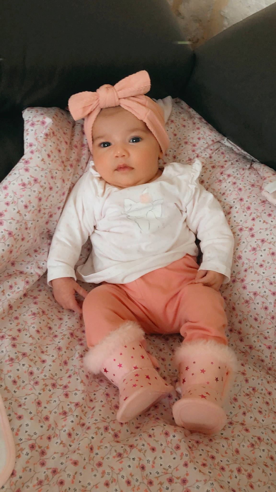 Victoria a rejoint le concours — aidez-le/la à gagner de superbes lots ! arm, baby, baby_toddler_clothing, cheek, clothing, comfort, eye, face, finger, flash_photography, head, headwear, iris, leg, lip, neck, person, pink, sitting, skin