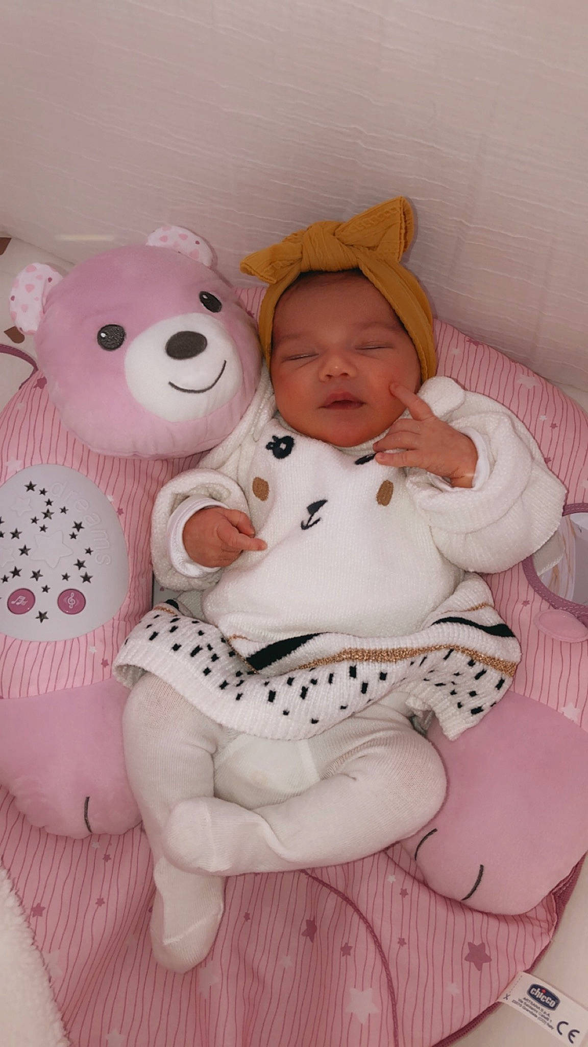 Victoria participe au concours pour gagner de l'argent avec cette photo : baby, baby_products, baby_sleeping, baby_toddler_clothing, cheek, child, comfort, fur, headwear, linens, pattern, person, pink, product, room, skin, stuffed_toy, teddy_bear, textile, thigh
