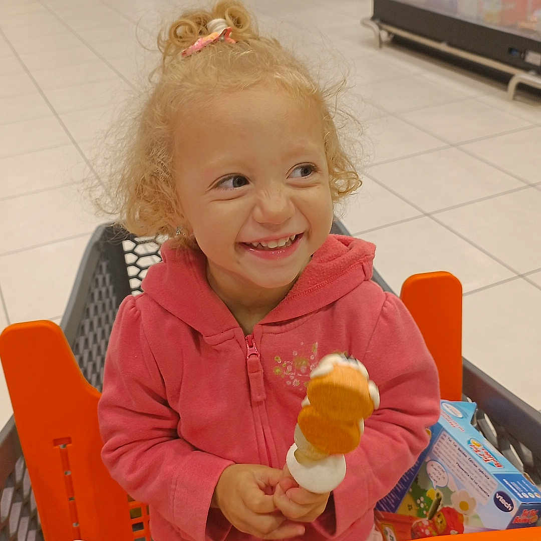 Amaya Catalina a rejoint le concours — aidez-le/la à gagner de superbes lots ! bodypart, child, cream, dessert, face, female, finger, food, girl, grocerystore, hand, head, icecream, icing, indoors, market, person, shop, supermarket, sweets