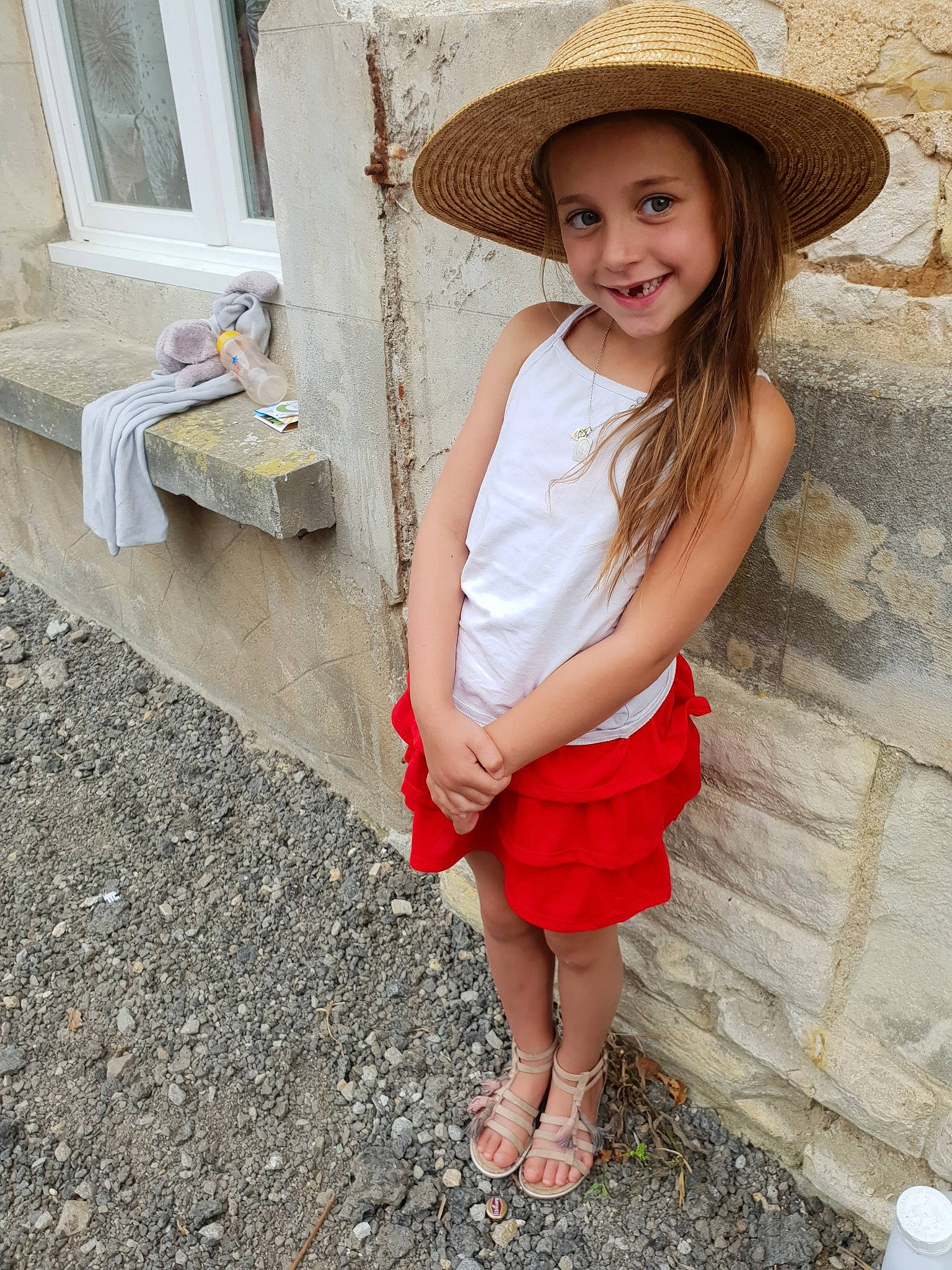 Romane participe au concours pour gagner de l'argent avec cette photo : beauty, beige, child, child_model, clothing, dress, fashion_accessory, fawn, hat, headgear, joy, leg, long_hair, pattern, person, skin, smile, summer, sun_hat, trunk