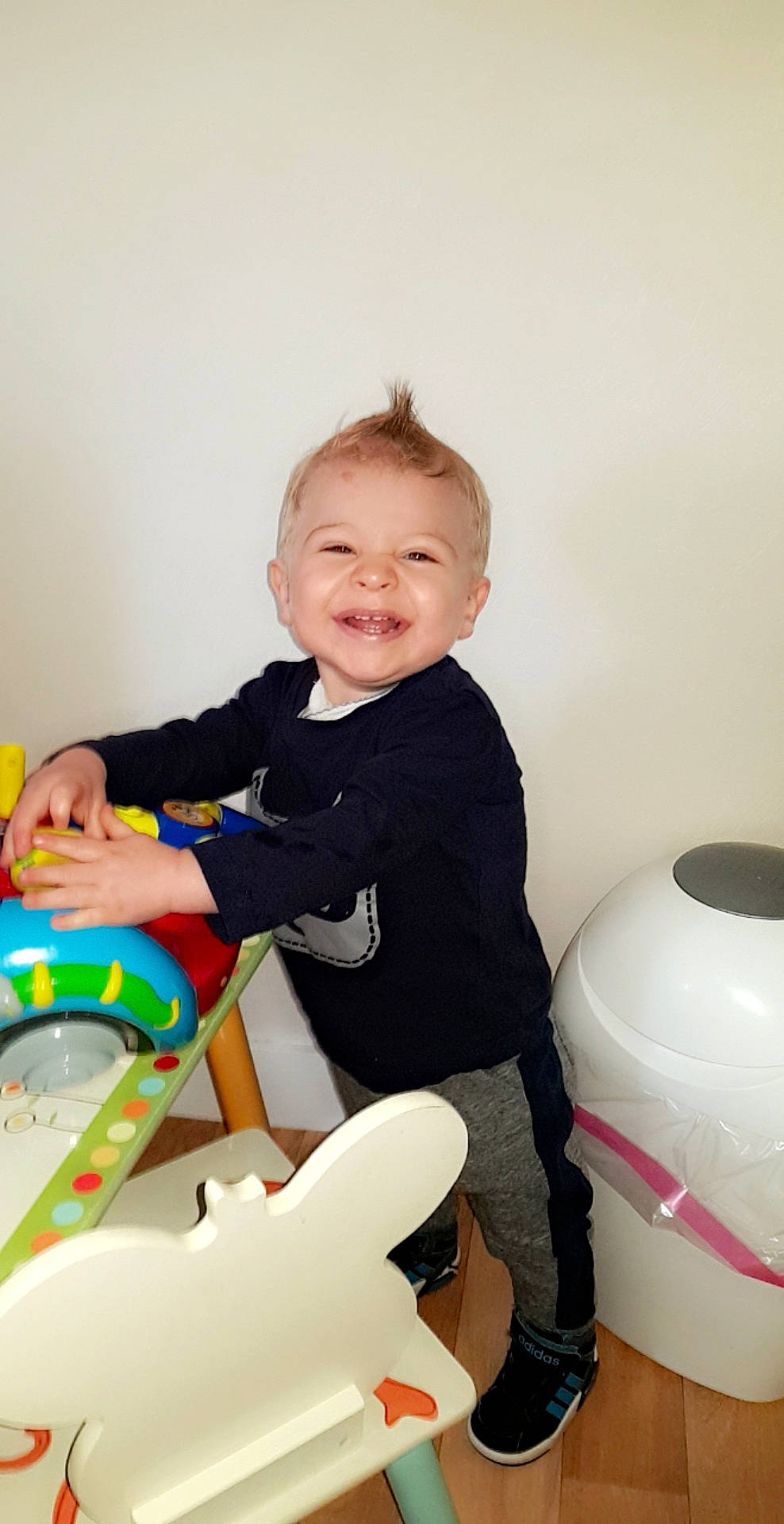 Eden a rejoint le concours — aidez-le/la à gagner de superbes lots ! baby, child, fun, joy, person, play, potty_training, sitting, smile, toddler