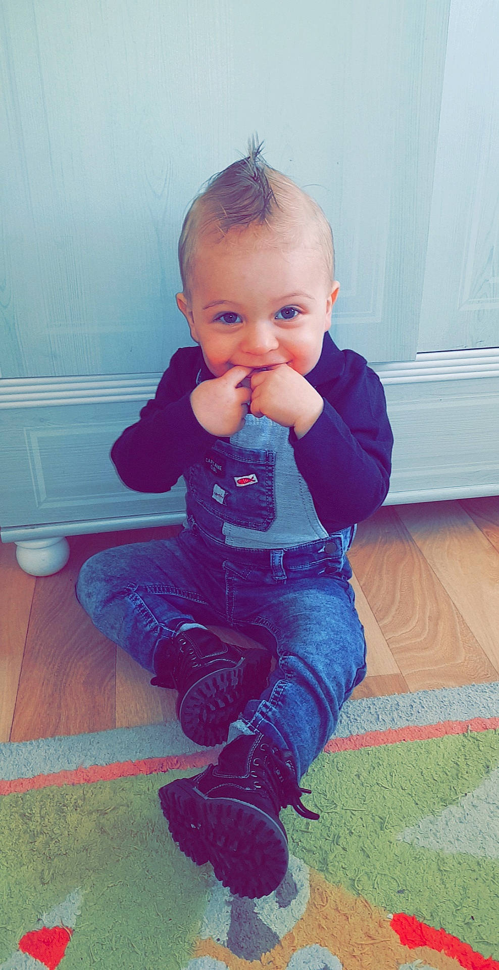 Eden a rejoint le concours — aidez-le/la à gagner de superbes lots ! baby, cheek, child, eye, forehead, head, jeans, joy, leg, nose, person, play, sitting, skin, smile, standing, toddler
