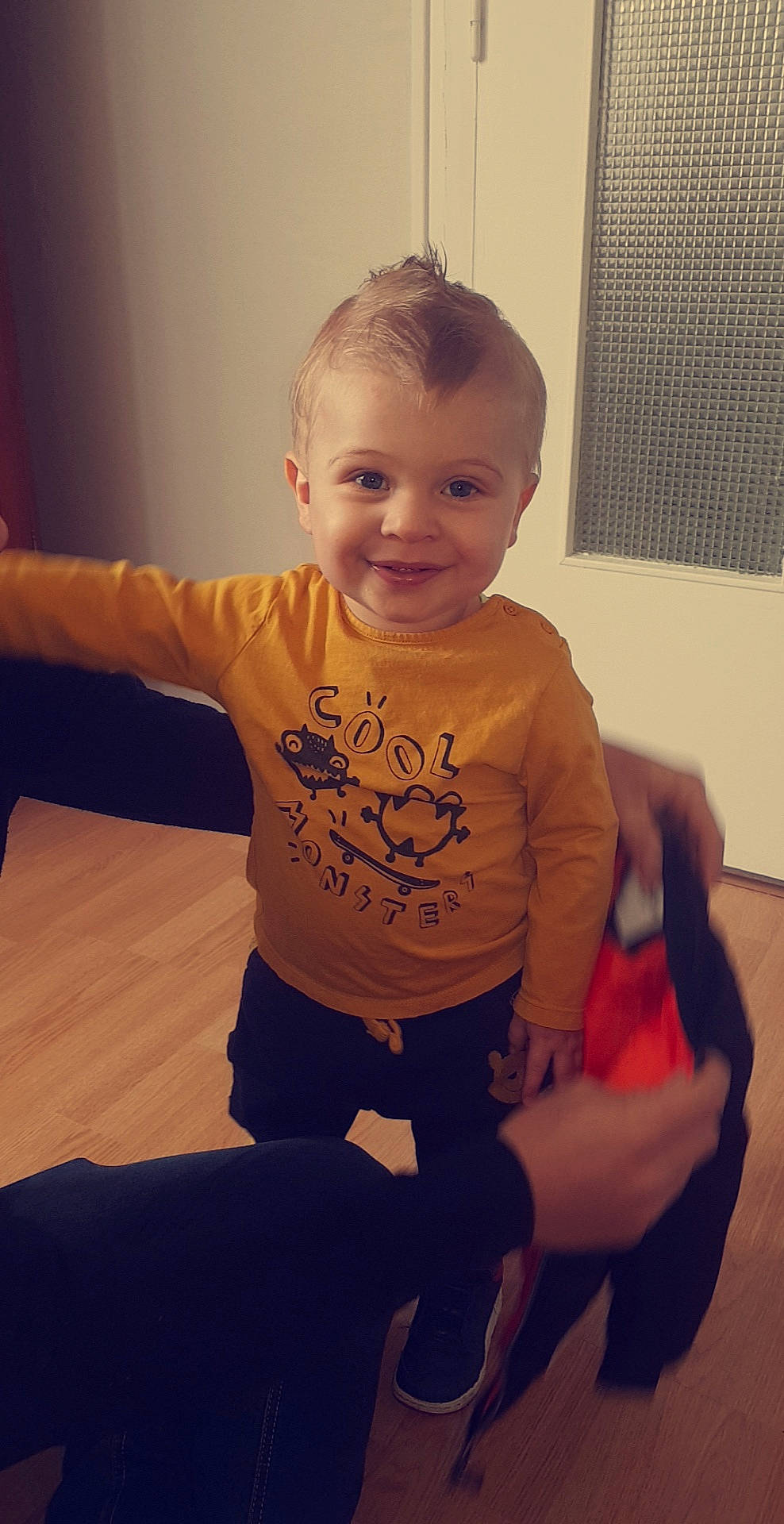 Eden participe au concours pour gagner de l'argent avec cette photo : arm, baby, cheek, child, ear, eye, face, finger, forehead, fun, hand, head, joint, joy, leg, person, shoulder, sitting, skin, standing