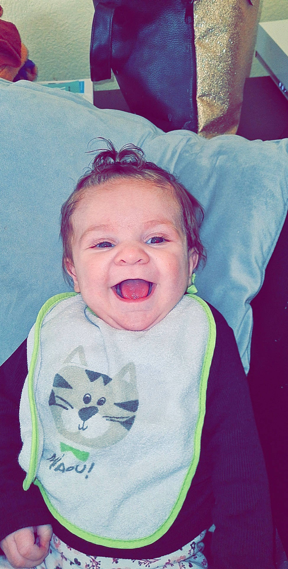 Kessy participe au concours pour gagner de l'argent avec cette photo : baby_toddler_clothing, cheek, chin, clothing, eyebrow, hair, happy, human_body, iris, jaw, lip, mouth, neck, nose, person, purple, skin, sleeve, smile, textile