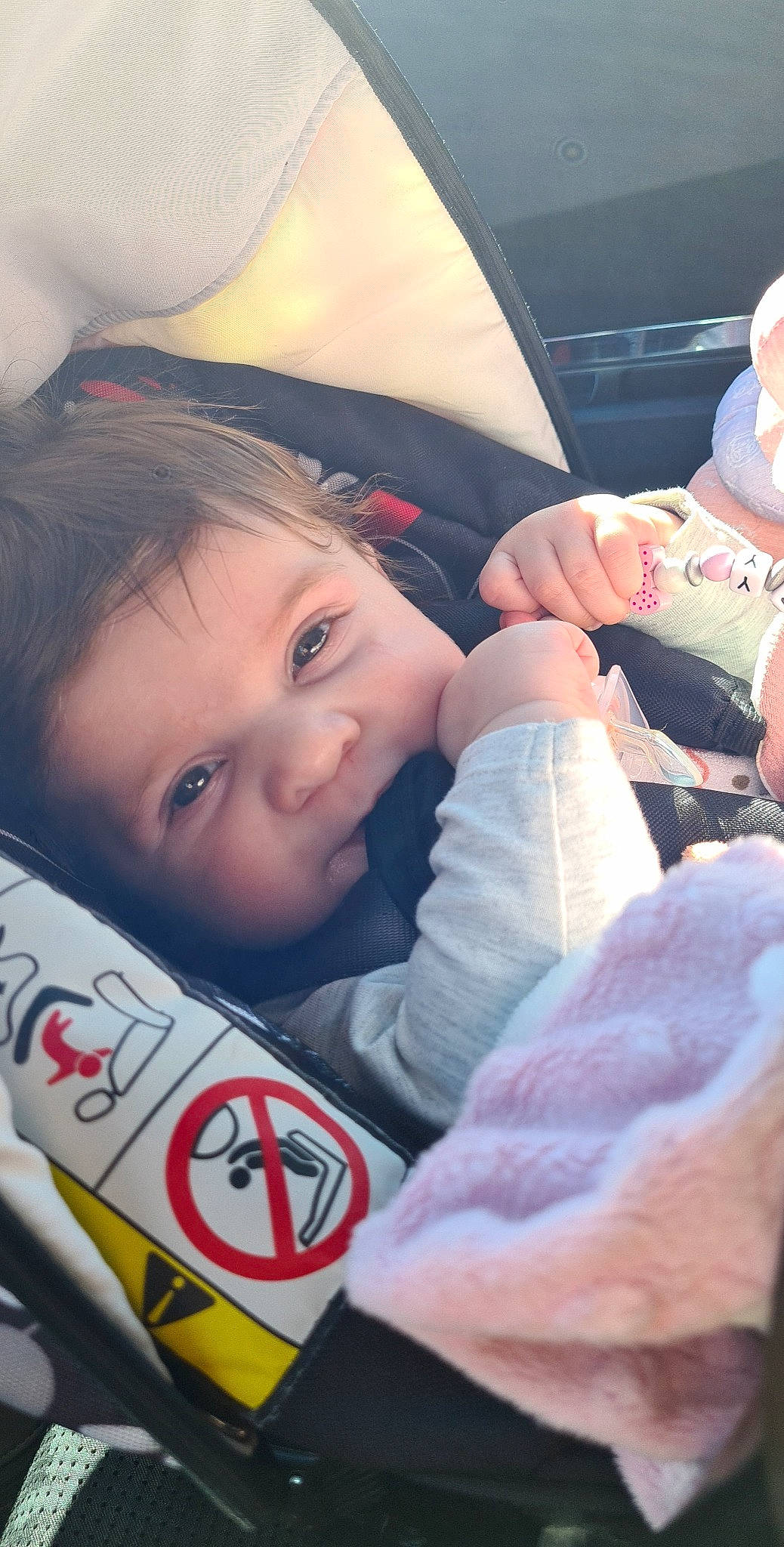 Kessy a rejoint le concours — aidez-le/la à gagner de superbes lots ! comfort, cool, eye, eyebrow, eyelash, face, facial_expression, gesture, hair, hairstyle, hand, happy, head, human, lip, mouth, organ, person, product, skin