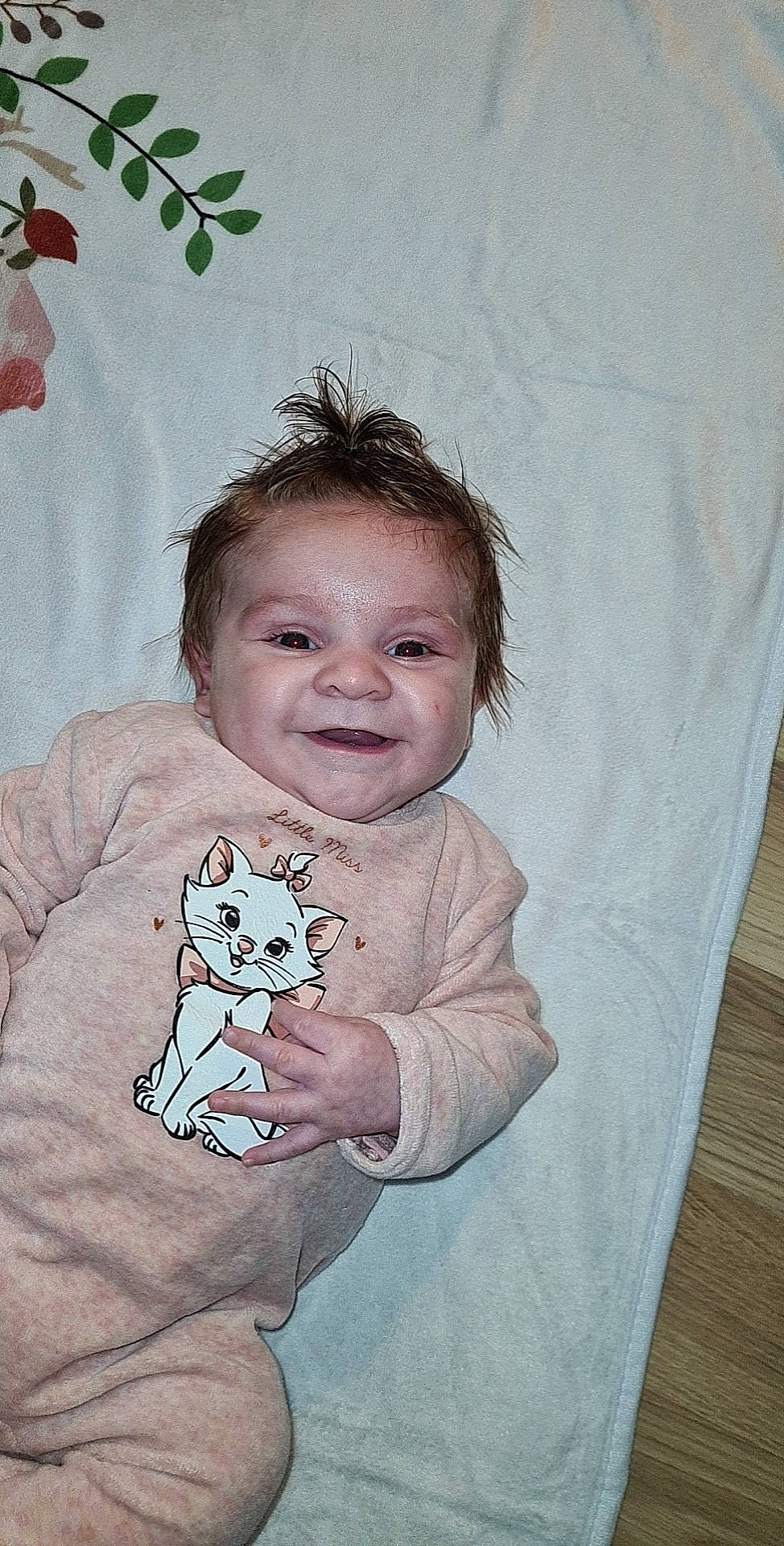 Kessy a rejoint le concours — aidez-le/la à gagner de superbes lots ! baby, baby_toddler_clothing, cheek, child, chin, eye, face, gesture, happy, head, iris, joy, nose, pattern, person, pink, skin, sleeve, smile, t_shirt