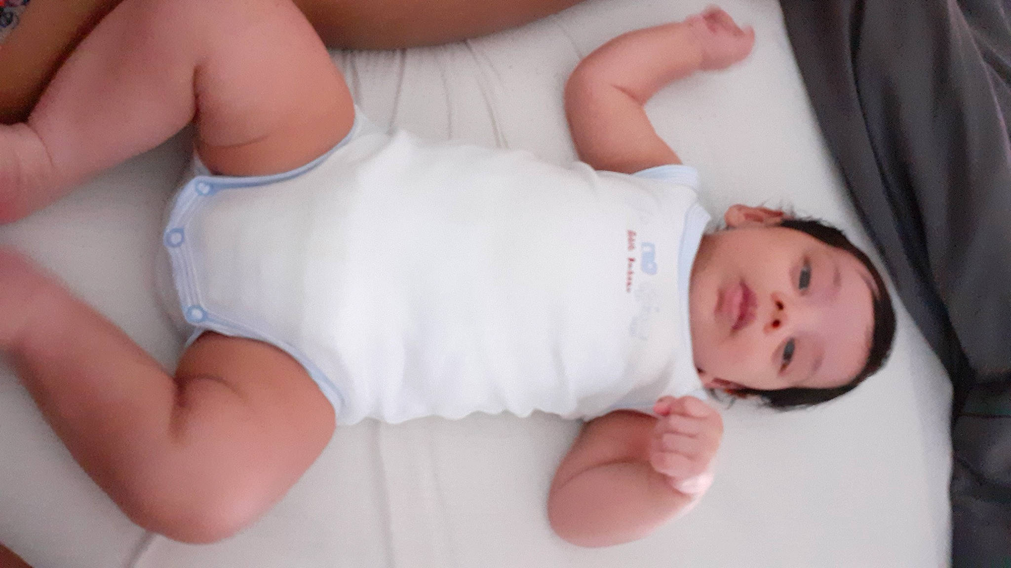 Naël a rejoint le concours — aidez-le/la à gagner de superbes lots ! arm, baby, baby_toddler_clothing, comfort, elbow, finger, gesture, hand, health_care, human_leg, joint, leg, muscle, nail, person, skin, sleeve, thumb, toddler, white