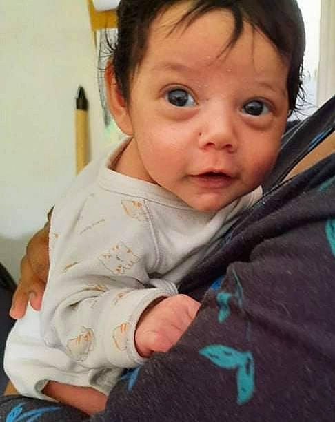 Naël participe au concours pour gagner de l'argent avec cette photo : baby, baby_toddler_clothing, cheek, child, comfort, ear, eye, eyebrow, eyelash, finger, gesture, hair, happy, iris, lip, nose, person, sitting, skin, sleeve