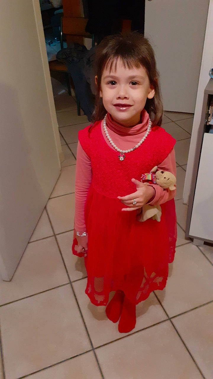 Miia a rejoint le concours — aidez-le/la à gagner de superbes lots ! baby, baby_toddler_clothing, child, costume, dress, event, eye, face, finger, floor, flooring, formal_wear, fun, happy, joy, magenta, one_piece_garment, person, sleeve, smile