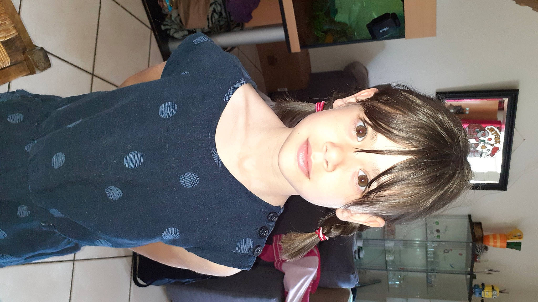 Miia participe au concours pour gagner de l'argent avec cette photo : bangs, black_hair, chest, elbow, eyebrow, eyelash, fun, happy, hime_cut, jaw, long_hair, makeover, mouth, pattern, person, picture_frame, sleeve, smile, television, throat