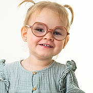 Ambre participe au concours pour gagner de l'argent avec cette photo : toddler, child, smiling, glasses, pigtails, green_dress, portrait, cute, happy, young_child, face, light_hair, ruffles, buttoned_dress, studio, innocent, fashion, closeup, headshot, eyewear