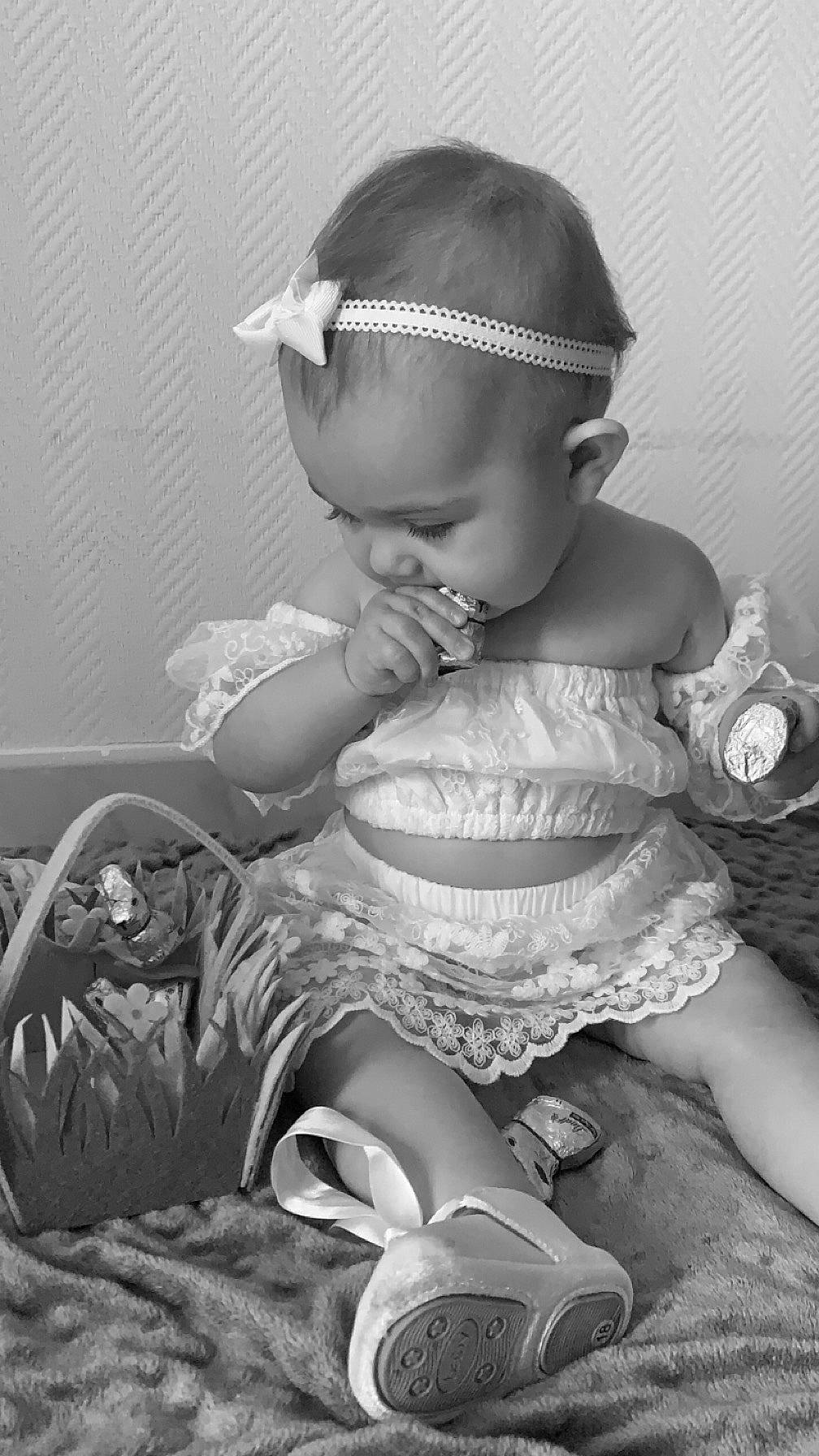Fybie participe au concours pour gagner de l'argent avec cette photo : baby, baby_toddler_clothing, child, eyelash, fashion_accessory, flash_photography, foot, footwear, happy, headband, headpiece, human_leg, iris, monochrome, monochrome_photography, person, sitting, stock_photography, style, toddler