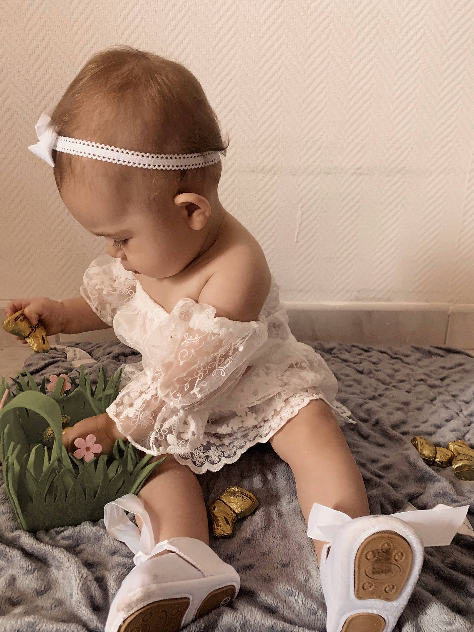 Fybie a rejoint le concours — aidez-le/la à gagner de superbes lots ! baby, baby_toddler_clothing, child, coffee_cup, cup, dress, drinkware, embellishment, headgear, headpiece, human_leg, iris, pattern, person, serveware, skin, sleeve, sock, tableware, teacup