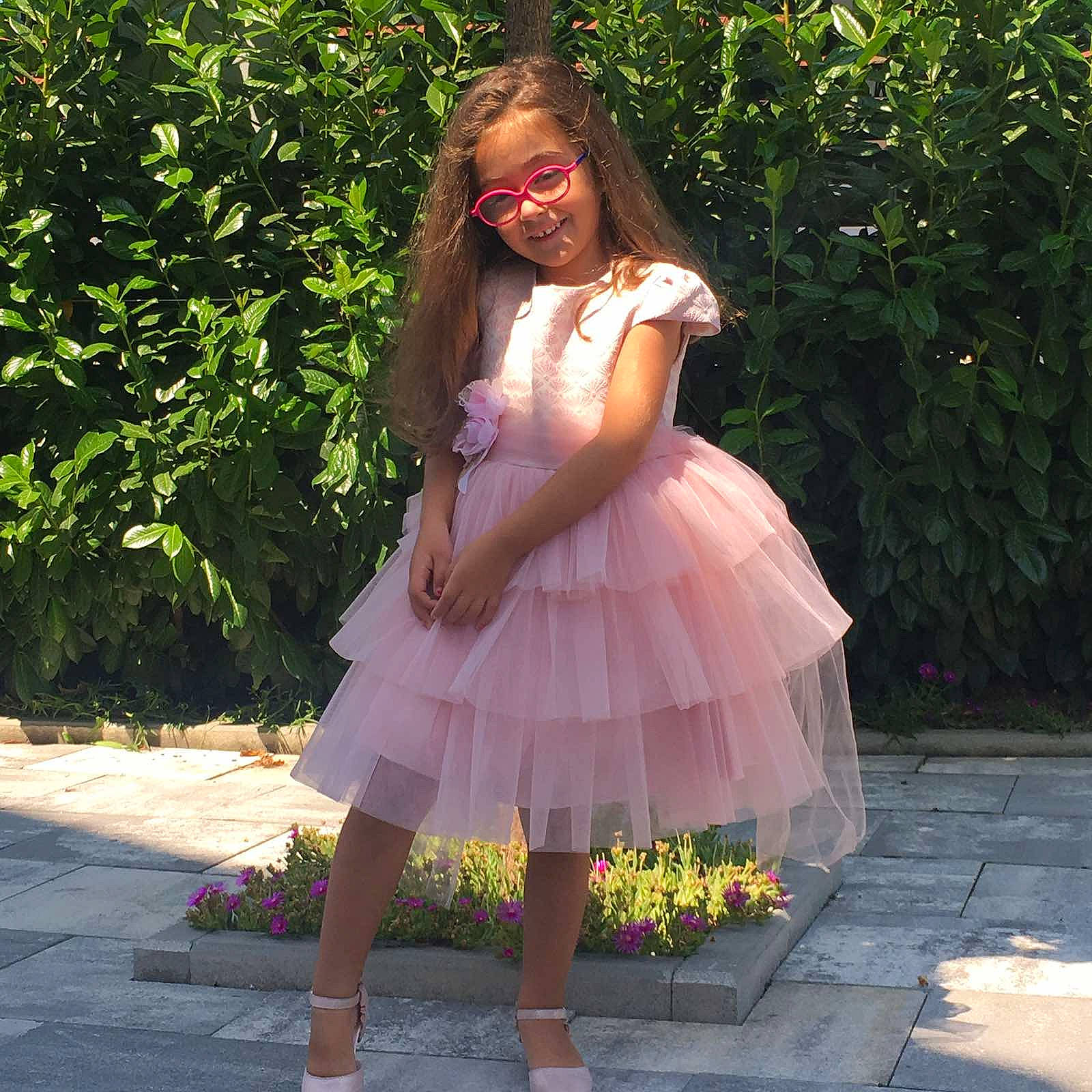 Klea participe au concours pour gagner de l'argent avec cette photo : baby_toddler_clothing, beauty, bridal_party_dress, day_dress, dress, fawn, formal_wear, gown, grass, hair, happy, headpiece, joy, one_piece_garment, person, pink, ruffle, sleeve, smile, toddler