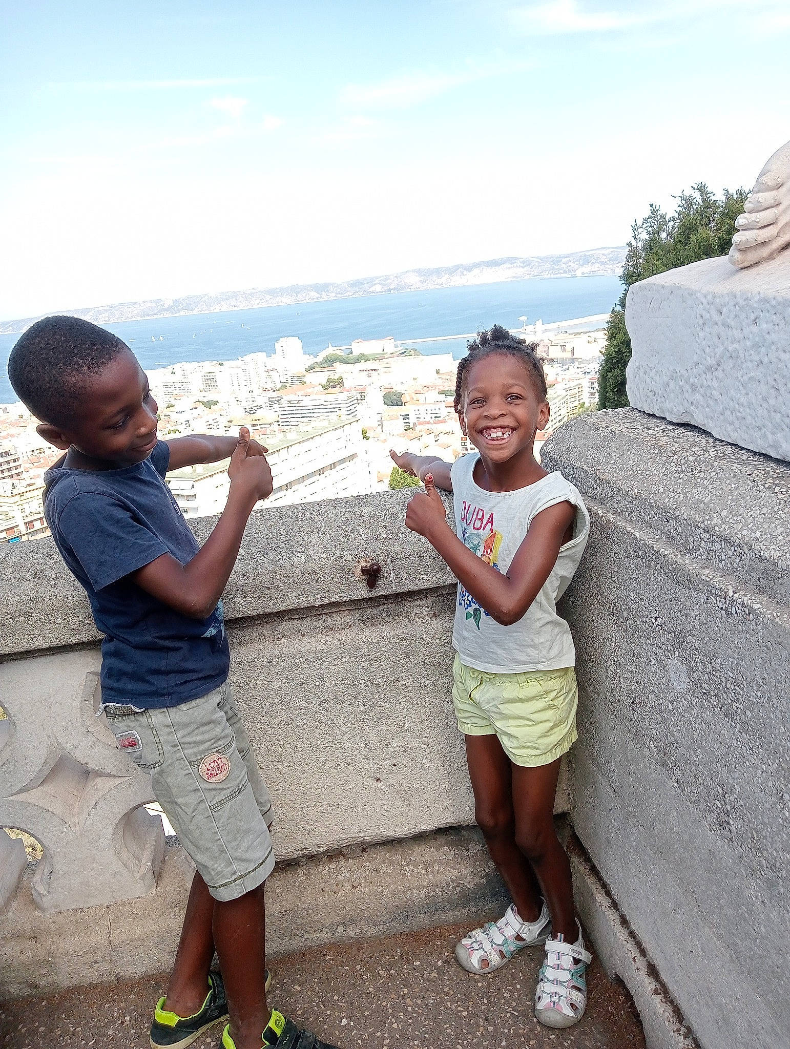 Lea a rejoint le concours — aidez-le/la à gagner de superbes lots ! child, cloud, event, fun, gesture, happy, hill, horizon, joy, landscape, leisure, mountain, person, rock, sandal, shorts, sky, smile, toddler, tourism