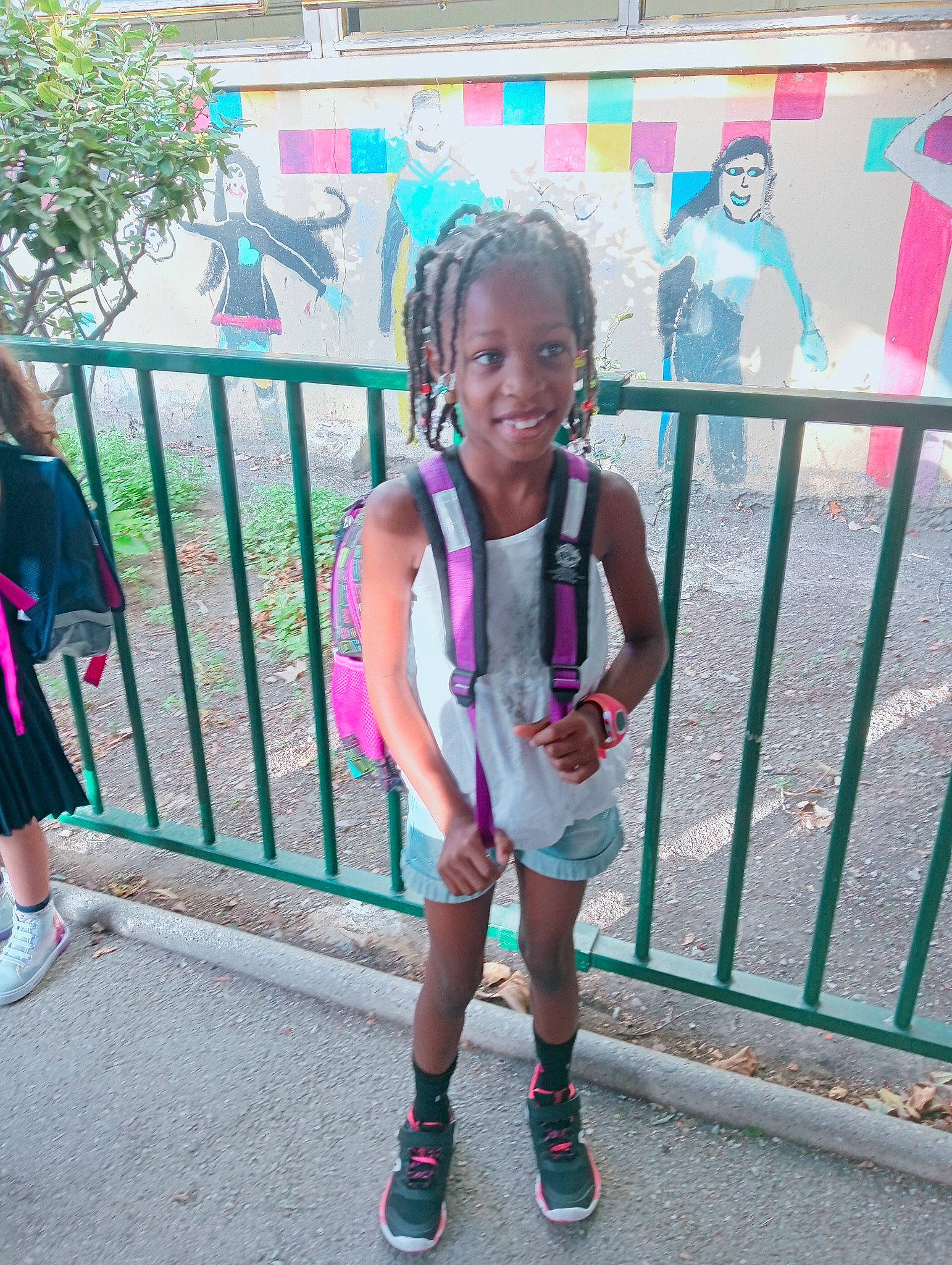 Lea a rejoint le concours — aidez-le/la à gagner de superbes lots ! bag, child, fence, fun, happy, joy, leisure, luggage_and_bags, magenta, pedestrian, person, pink, public_space, recreation, shoe, shorts, smile, sneakers, t_shirt, thigh