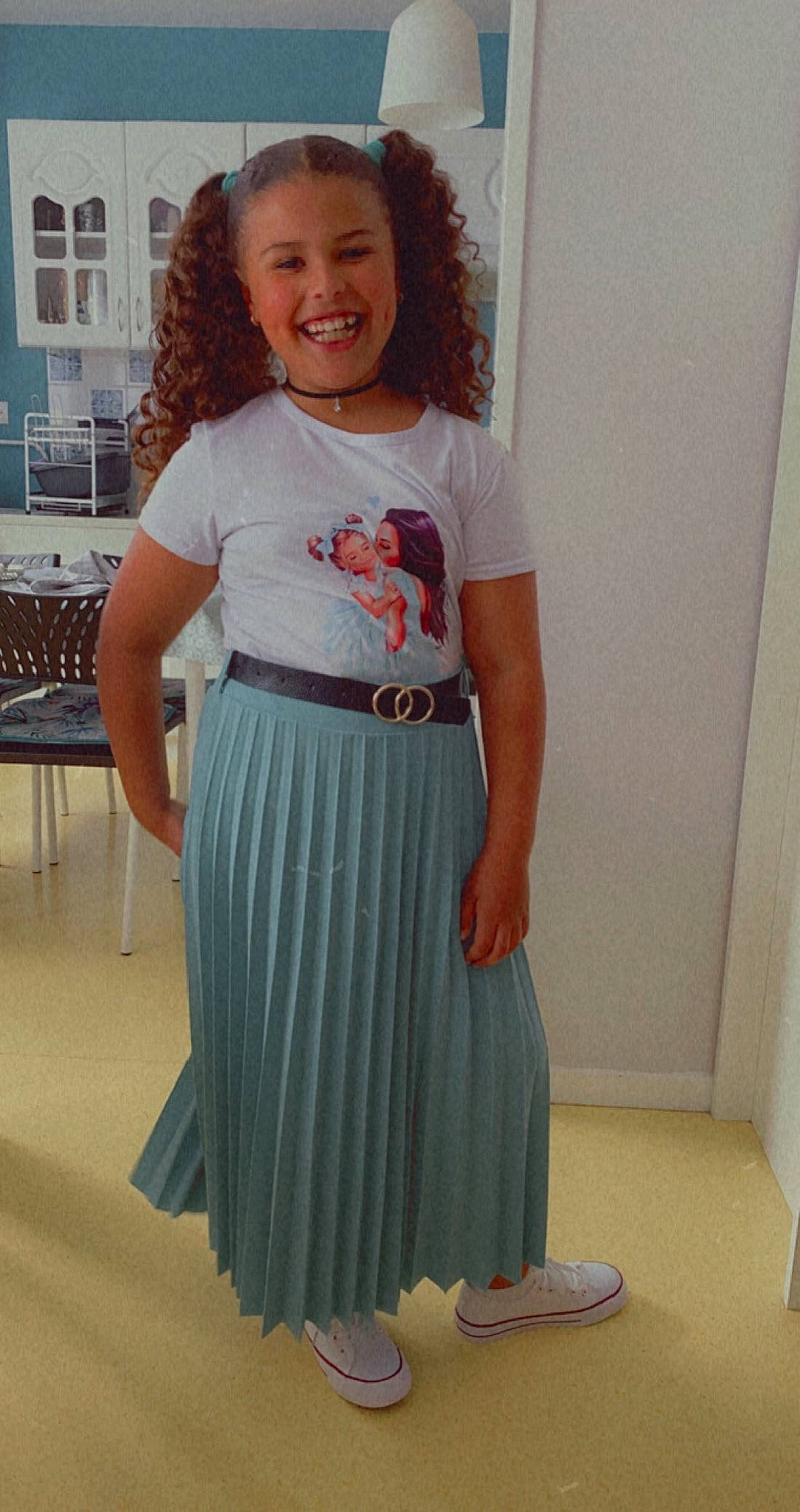 Aliya a rejoint le concours — aidez-le/la à gagner de superbes lots ! abdomen, chair, fashion_design, hairstyle, happy, joint, joy, knee, long_hair, magenta, neck, pattern, peach, person, pink, shoulder, sleeve, smile, thigh, trunk