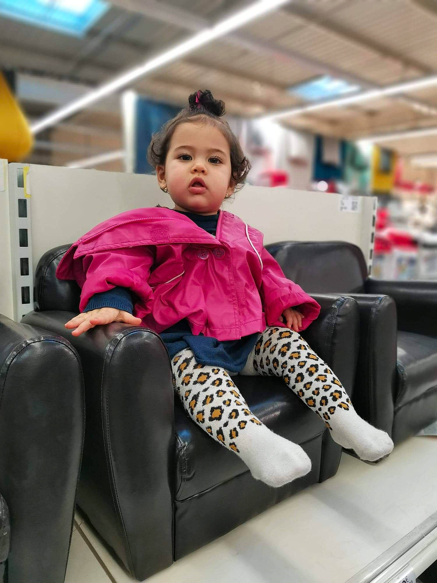 Amanda participe au concours pour gagner de l'argent avec cette photo : automotive_design, baby_toddler_clothing, chair, child, comfort, fashion_design, flooring, fun, human_leg, knee, leisure, magenta, person, recreation, room, sitting, standing, street_fashion, thigh, toddler