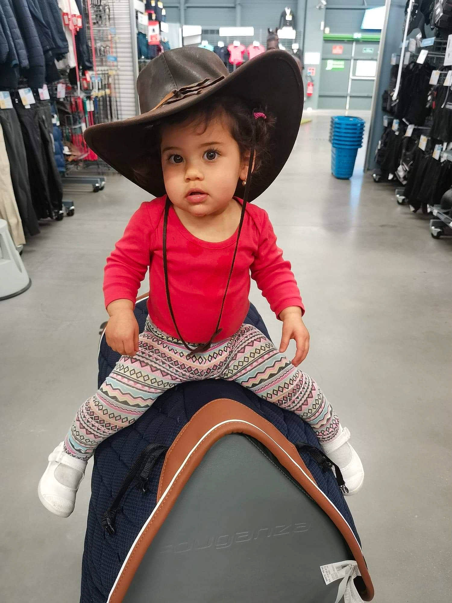 Amanda participe au concours pour gagner de l'argent avec cette photo : bridle, child, eye, face, flooring, happy, hat, headgear, horse, horse_supplies, horse_tack, person, photograph, recreation, sleeve, smile, street_fashion, sun_hat, toddler, white