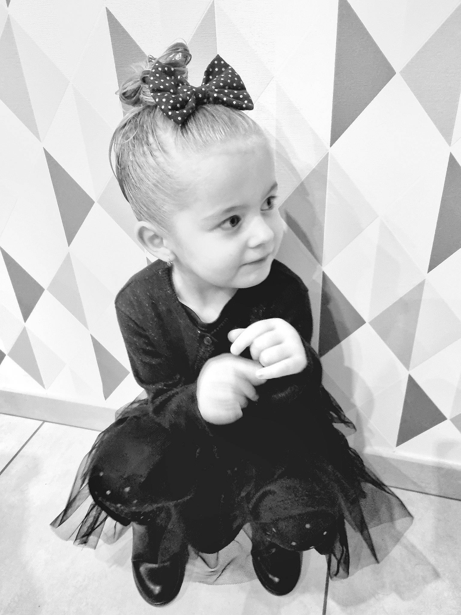 Candice participe au concours pour gagner de l'argent avec cette photo : arm, baby_toddler_clothing, black, black_and_white, cool, costume_hat, eye, eyelash, flash_photography, gesture, hand, happy, head, headgear, person, plant, sleeve, standing, style, toddler