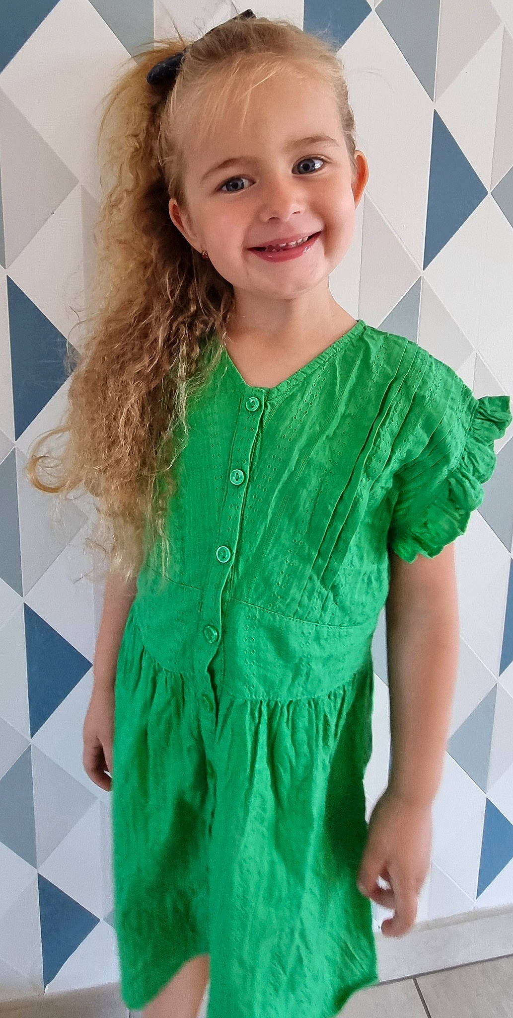 Candice participe au concours pour gagner de l'argent avec cette photo : baby_toddler_clothing, child, day_dress, dress, face, fashion_design, gesture, hair, happy, jewellery, joint, joy, neck, pattern, person, skin, sleeve, smile, standing, t_shirt