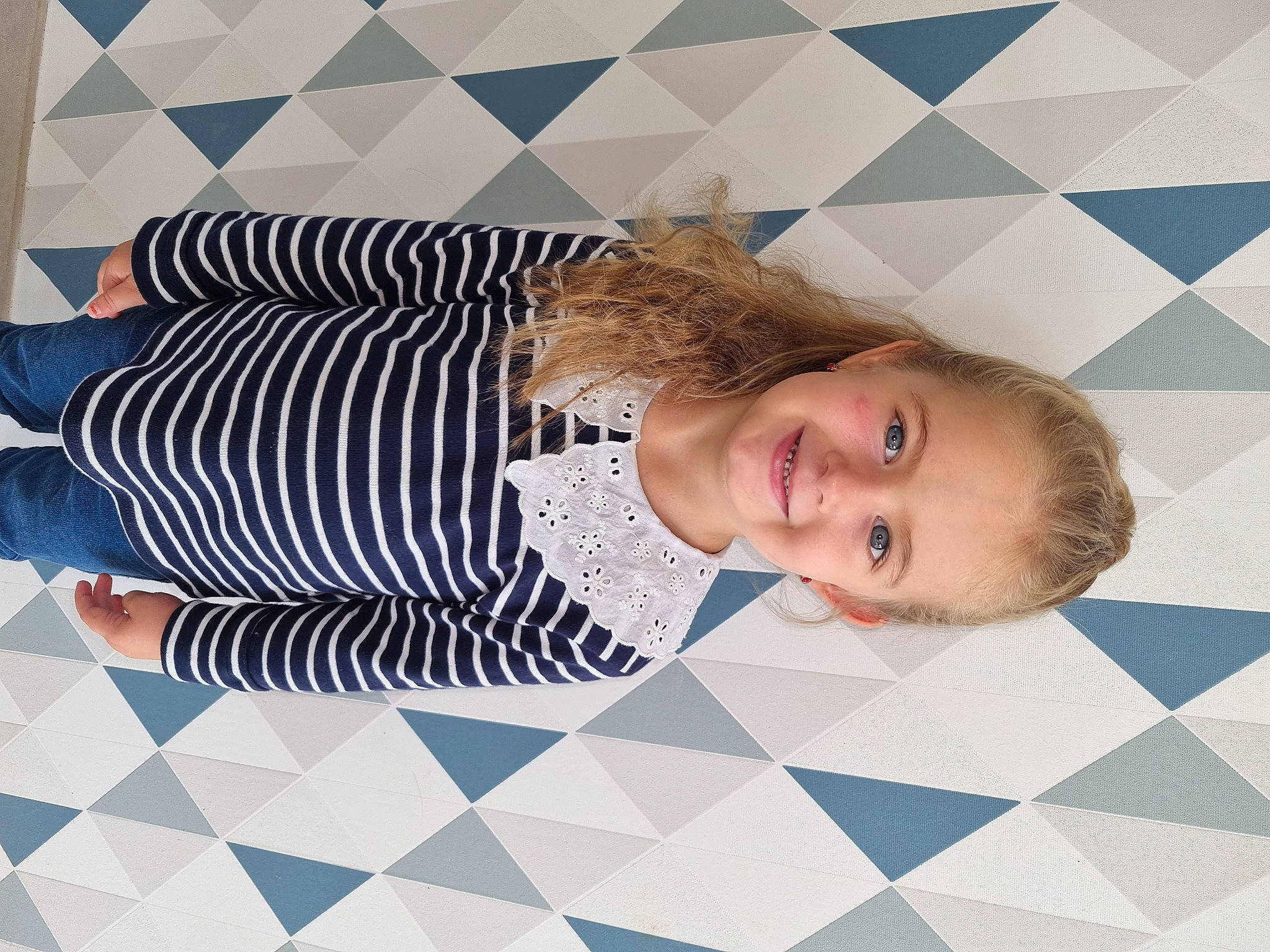 Candice a rejoint le concours — aidez-le/la à gagner de superbes lots ! blue, child, comfort, elbow, electric_blue, flooring, fun, happy, joy, leisure, pattern, person, portrait_photography, sleeve, smile, thigh, toddler