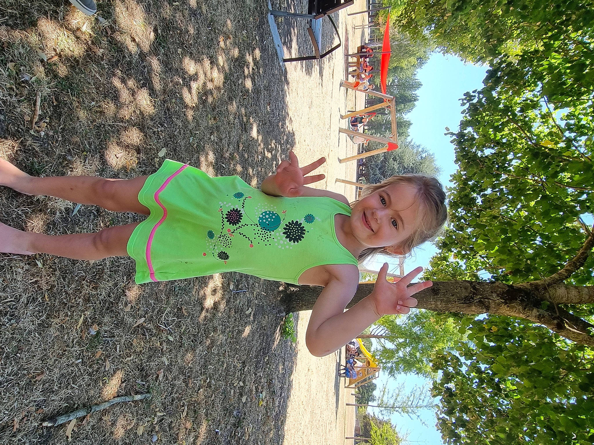 Candice a rejoint le concours — aidez-le/la à gagner de superbes lots ! child, fun, grass, happy, human_leg, joy, leaf, leisure, people_in_nature, person, play, recreation, shadow, sky, smile, soil, spring, summer, toddler, tree