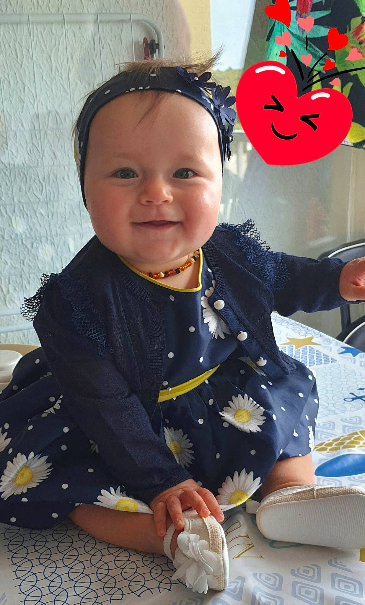 Cloé participe au concours pour gagner de l'argent avec cette photo : baby, baby_toddler_clothing, child, costume, fashion_accessory, fun, happy, jewellery, joy, necklace, pattern, person, sitting, sleeve, smile, suit, t_shirt, toddler, vacation