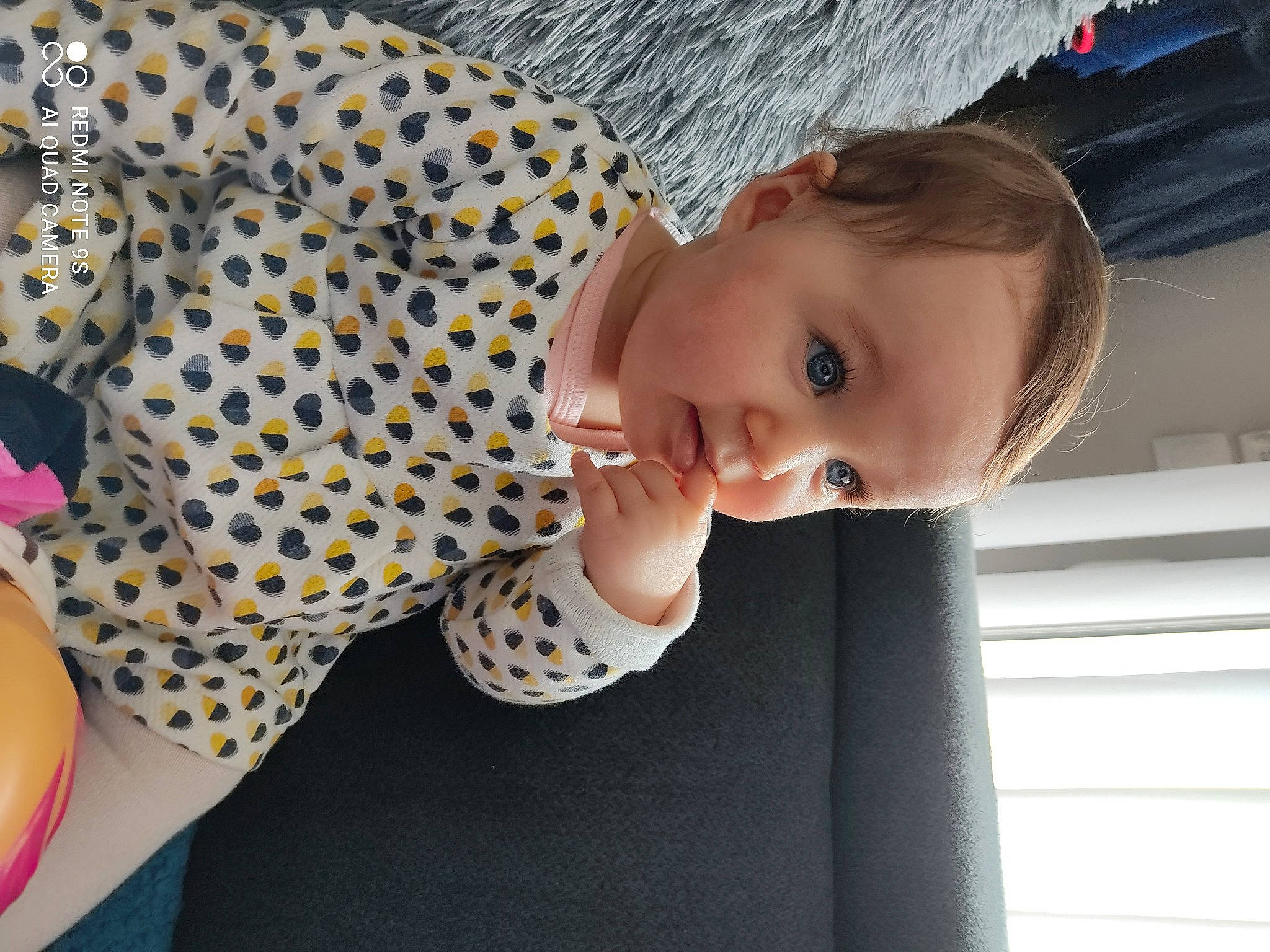 Liya a rejoint le concours — aidez-le/la à gagner de superbes lots ! baby, baby_toddler_clothing, child, fun, glasses, hairstyle, human_leg, pattern, person, plaid, plant, polka_dot, sitting, sleeve, sock, sunglasses, surprise, thigh, toddler, tree