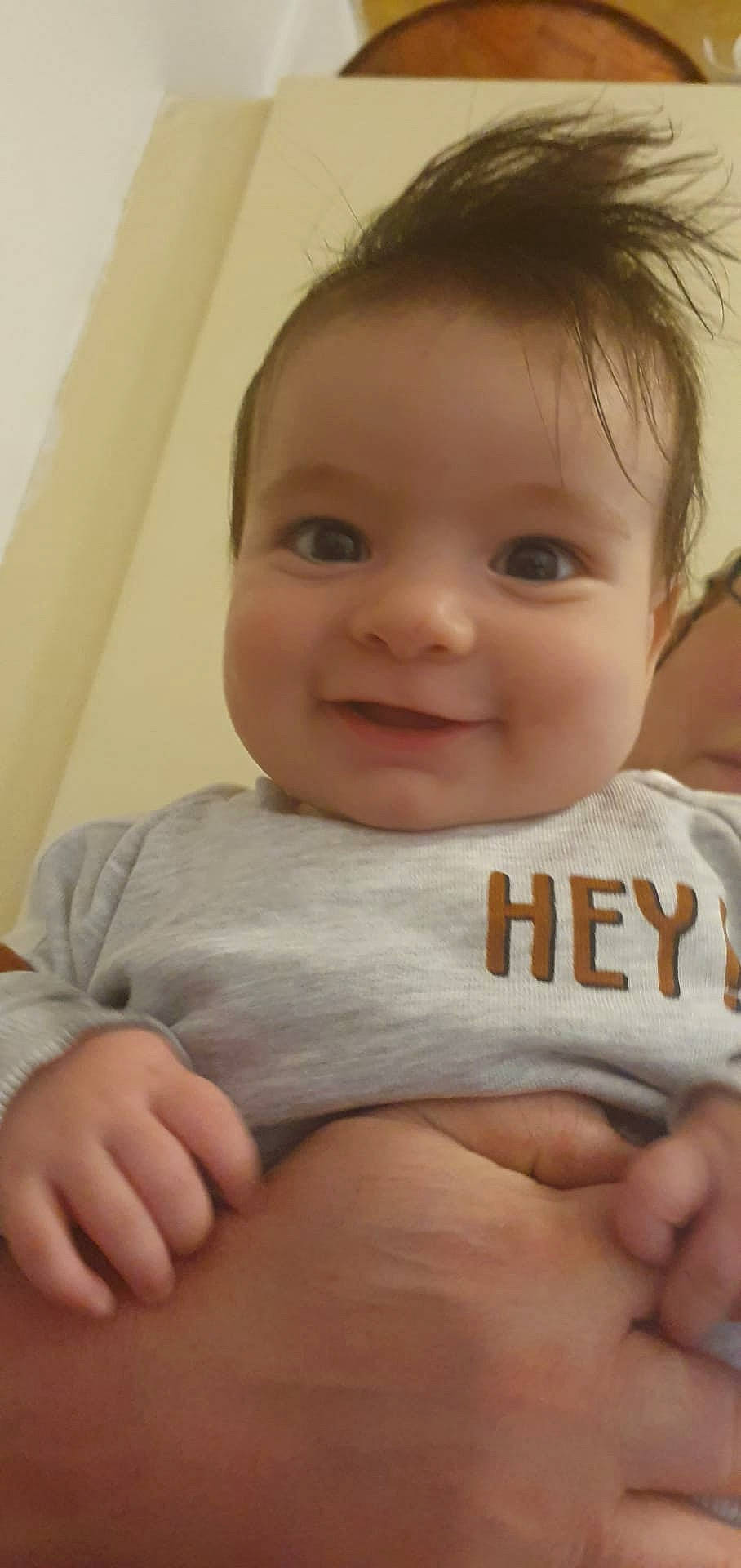 Matei a rejoint le concours — aidez-le/la à gagner de superbes lots ! baby, baby_making_funny_faces, cheek, child, chin, eye, face, facial_expression, finger, forehead, joy, lip, mouth, nose, person, skin, smile, thumb, toddler