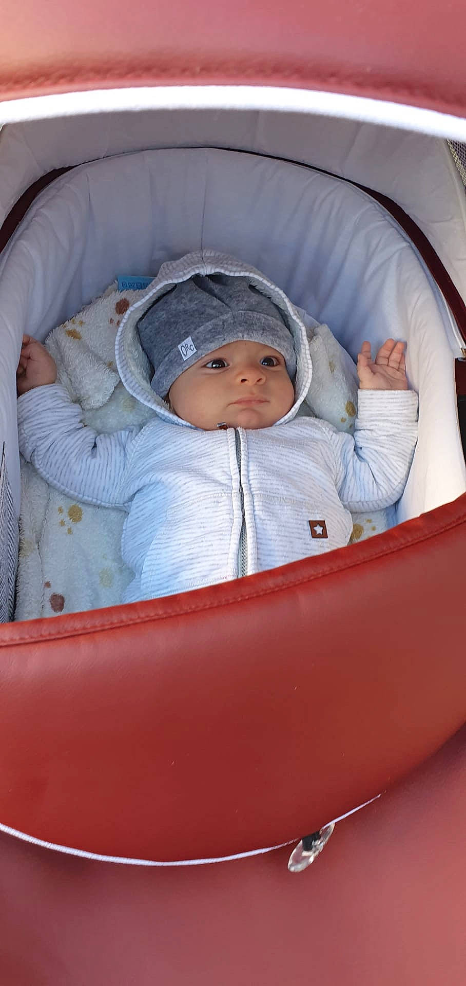 Matei a rejoint le concours — aidez-le/la à gagner de superbes lots ! baby, baby_products, child, headwear, person, product