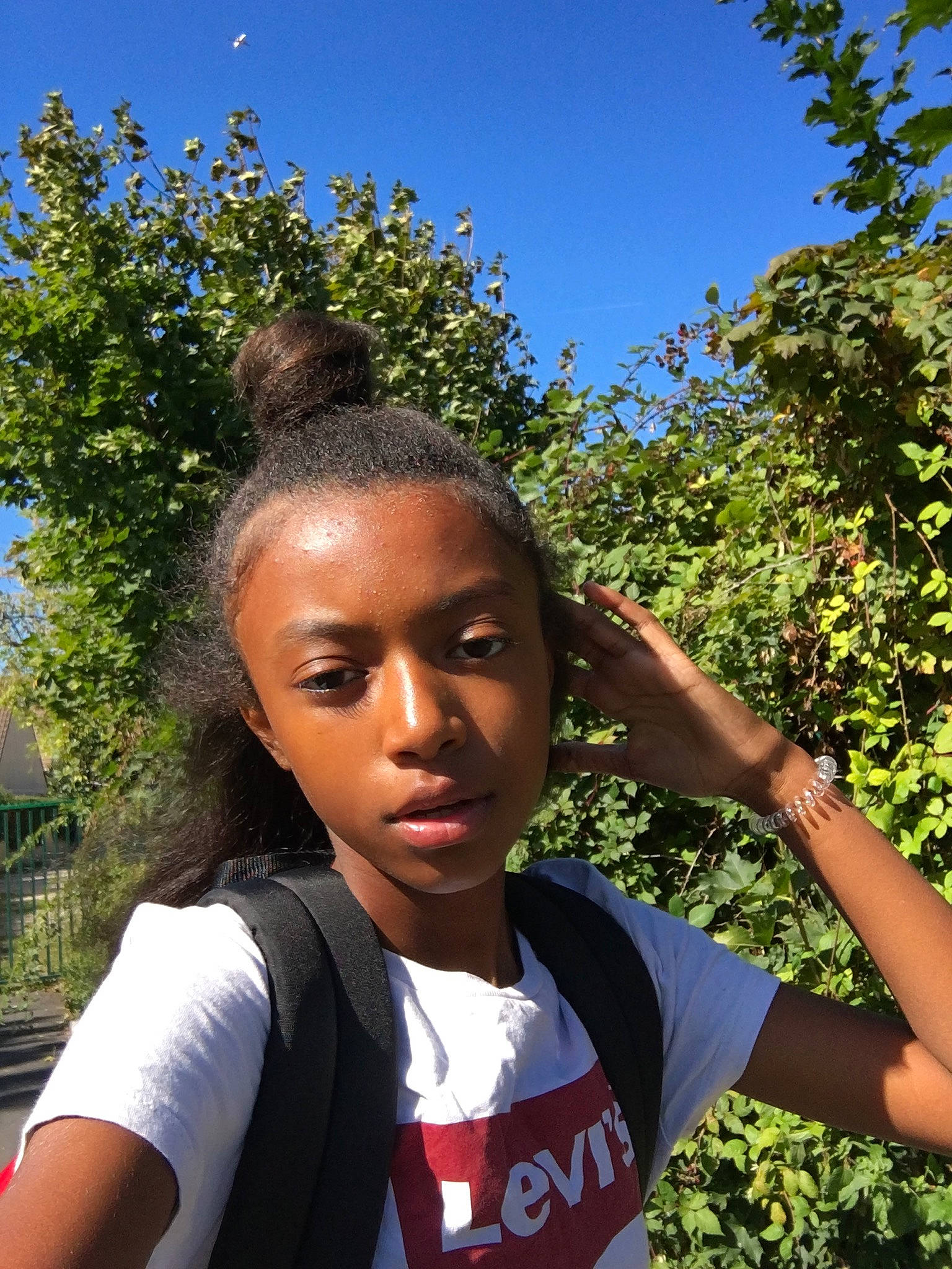 Amina a rejoint le concours — aidez-le/la à gagner de superbes lots ! adaptation, black_hair, botany, fun, grass, hair, hairstyle, happy, leaf, person, photography, plant, smile, spring, summer, tree, vacation