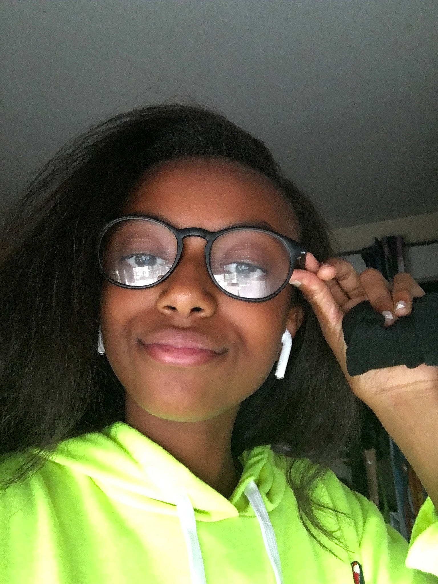 Amina a rejoint le concours — aidez-le/la à gagner de superbes lots ! black_hair, cool, eyebrow, eyewear, forehead, gesture, glasses, hair, person, smile, vision_care