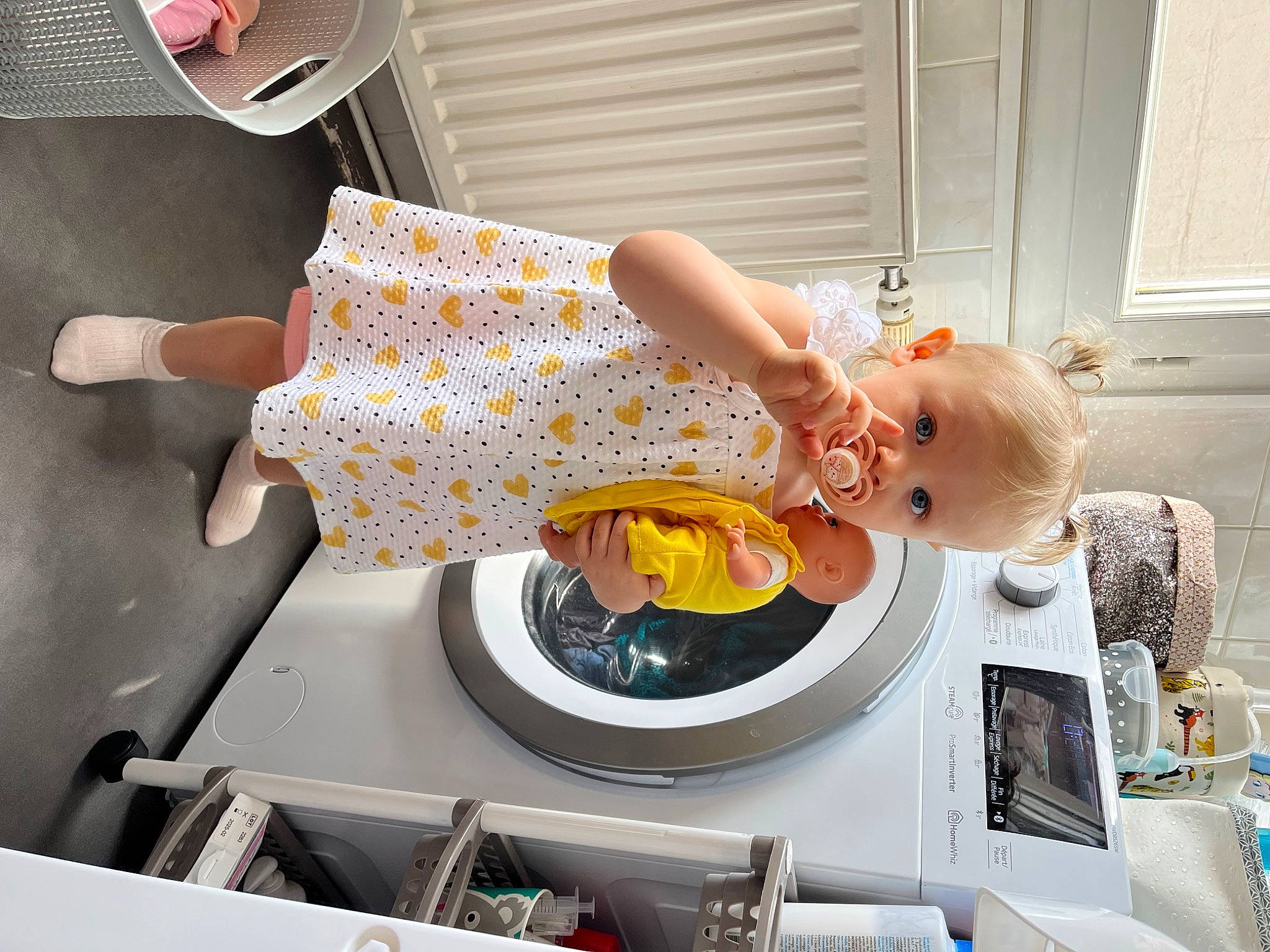 Ivy a rejoint le concours — aidez-le/la à gagner de superbes lots ! automotive_design, baby, chair, child, cooking, cookware_and_bakeware, cuisine, food, fun, home_appliance, homemaker, human_leg, kitchen, machine, major_appliance, orange, person, room, sitting, small_appliance