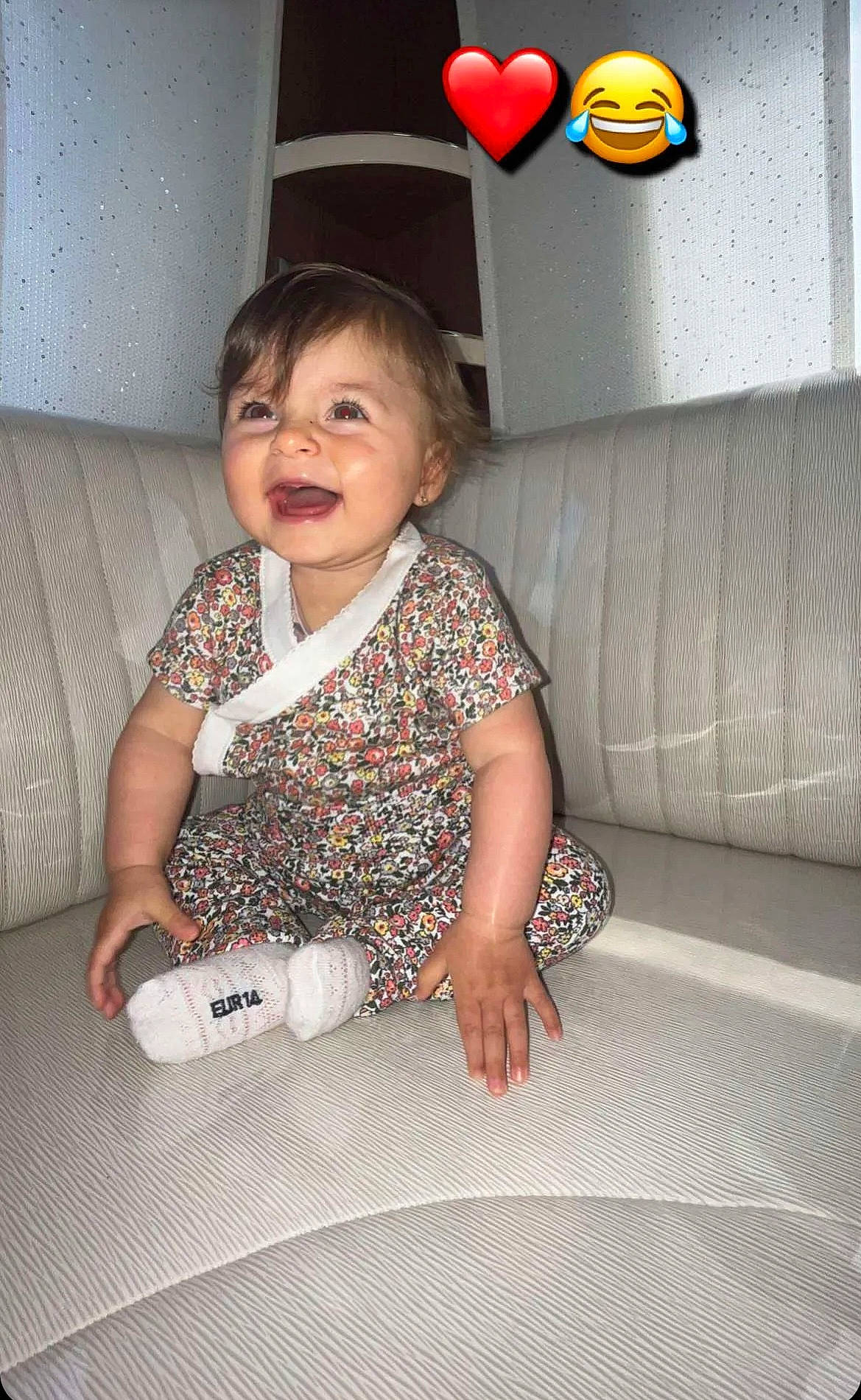 Iris a rejoint le concours — aidez-le/la à gagner de superbes lots ! arm, baby, baby_toddler_clothing, cheek, comfort, couch, eye, facial_expression, flash_photography, floor, flooring, fun, hairstyle, happy, head, person, sitting, skin, sleeve, smile