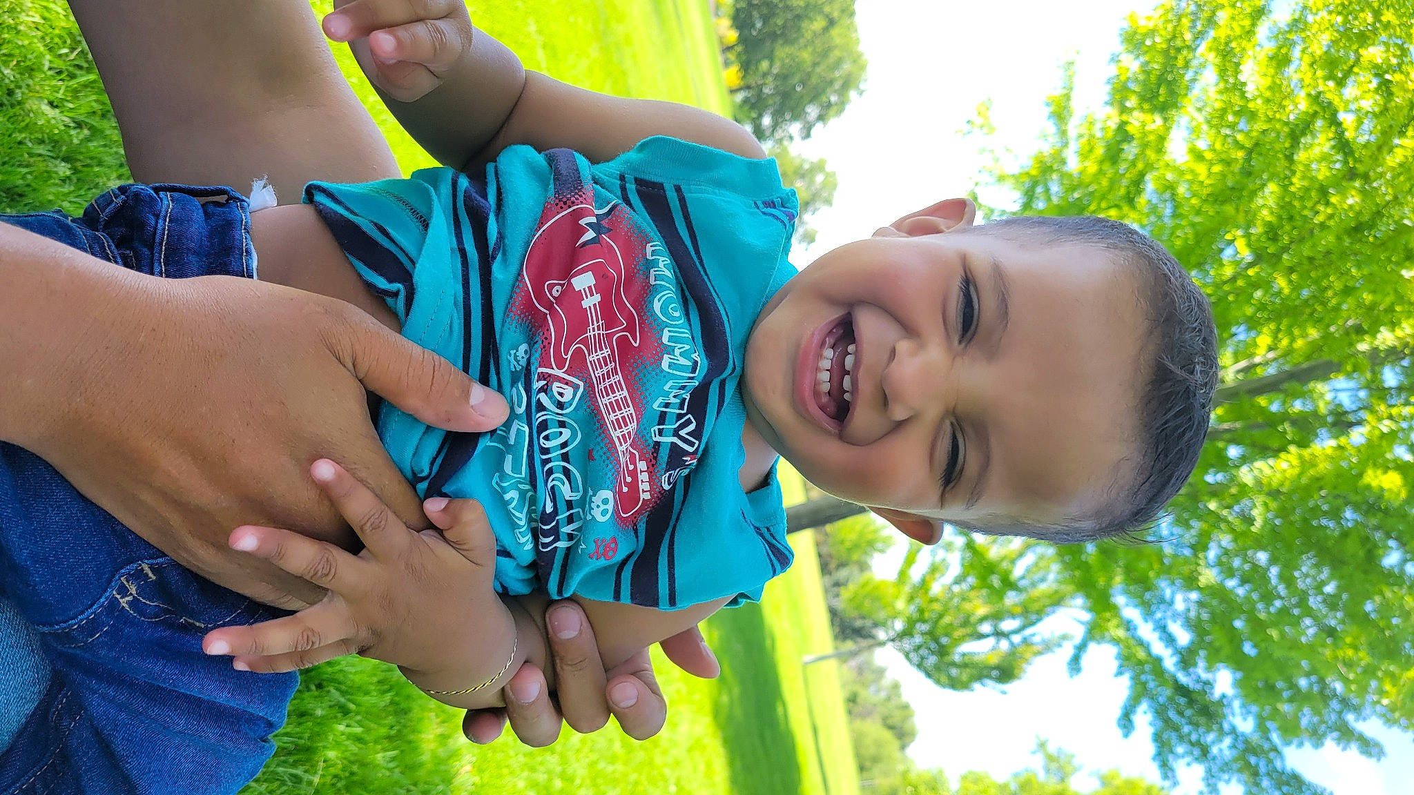 Jose is registered to the contest to win money with this photo: blue, botany, cool, finger, fun, gesture, grass, green, hand, happy, joy, leaf, leisure, nail, people_in_nature, person, plant, smile, summer, thumb