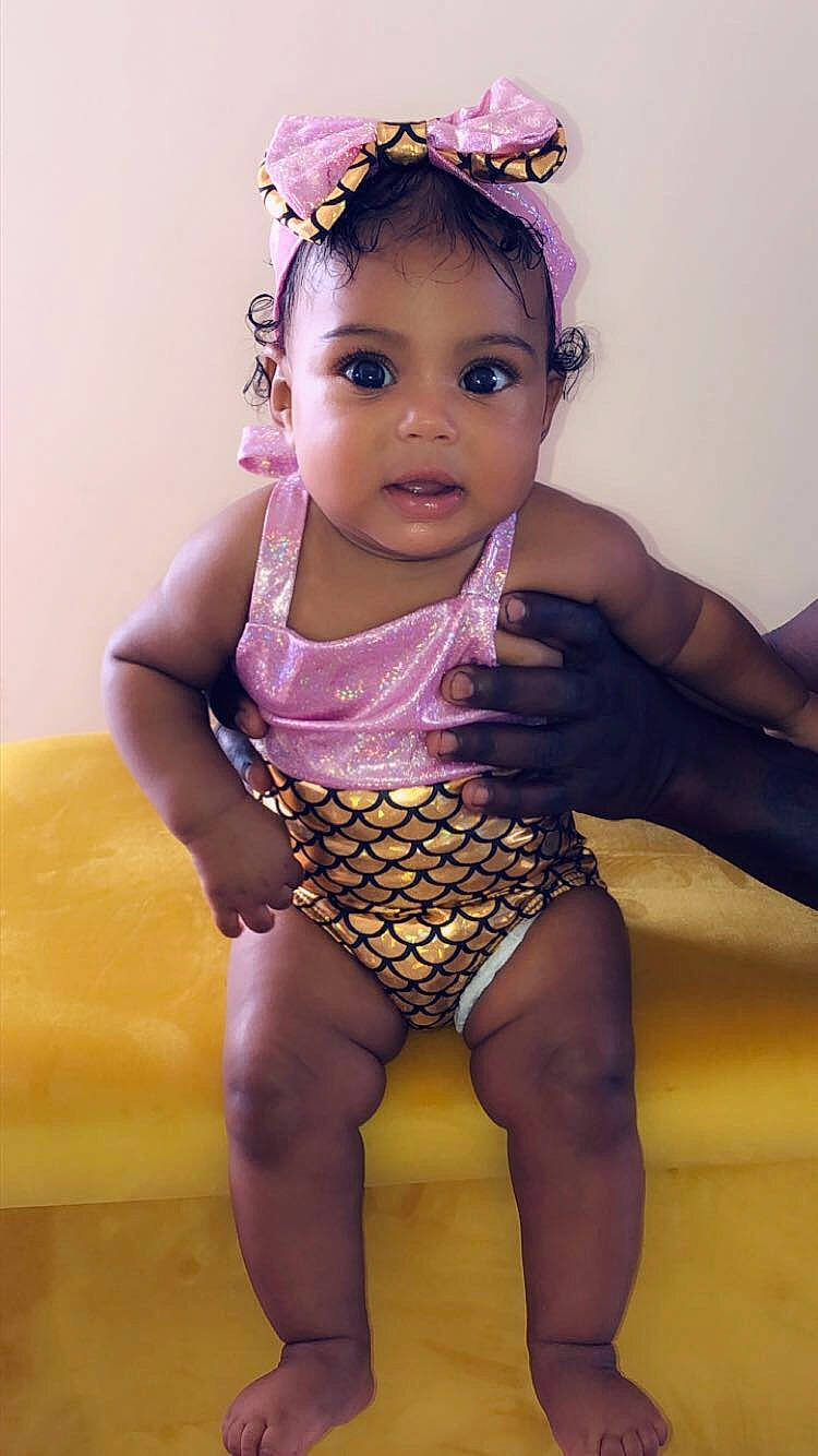 Wheïnie a rejoint le concours — aidez-le/la à gagner de superbes lots ! arm, baby, cheek, child, child_model, hair_accessory, head, headpiece, joint, leg, leggings, leotard, mouth, pantyhose, person, pink, purple, sportswear, thigh, tights