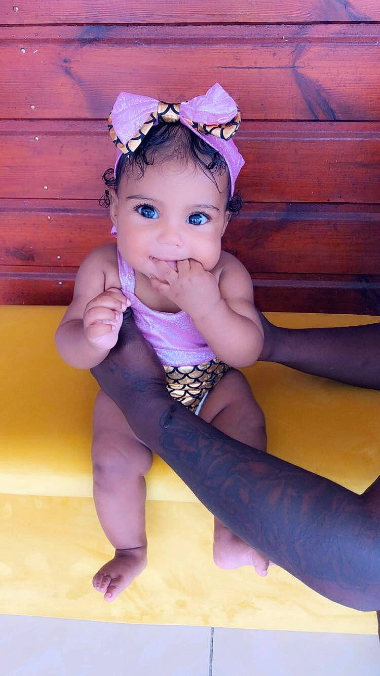 Wheïnie participe au concours pour gagner de l'argent avec cette photo : baby, child, child_model, fashion_accessory, hair_accessory, headband, headgear, headpiece, joy, lavender, person, pink, purple, sitting, skin, smile, toddler, violet