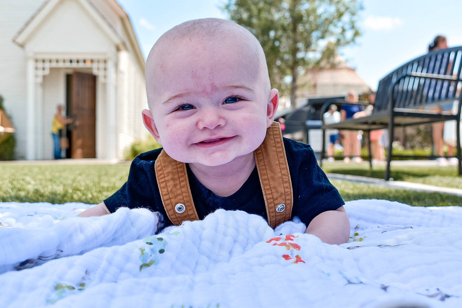 Freddy is registered to the contest to win money with this photo: azure, baby, baby_toddler_clothing, child, crawling, daytime, facial_expression, fun, grass, happy, joy, leisure, person, recreation, sitting, skin, sky, smile, toddler, tree