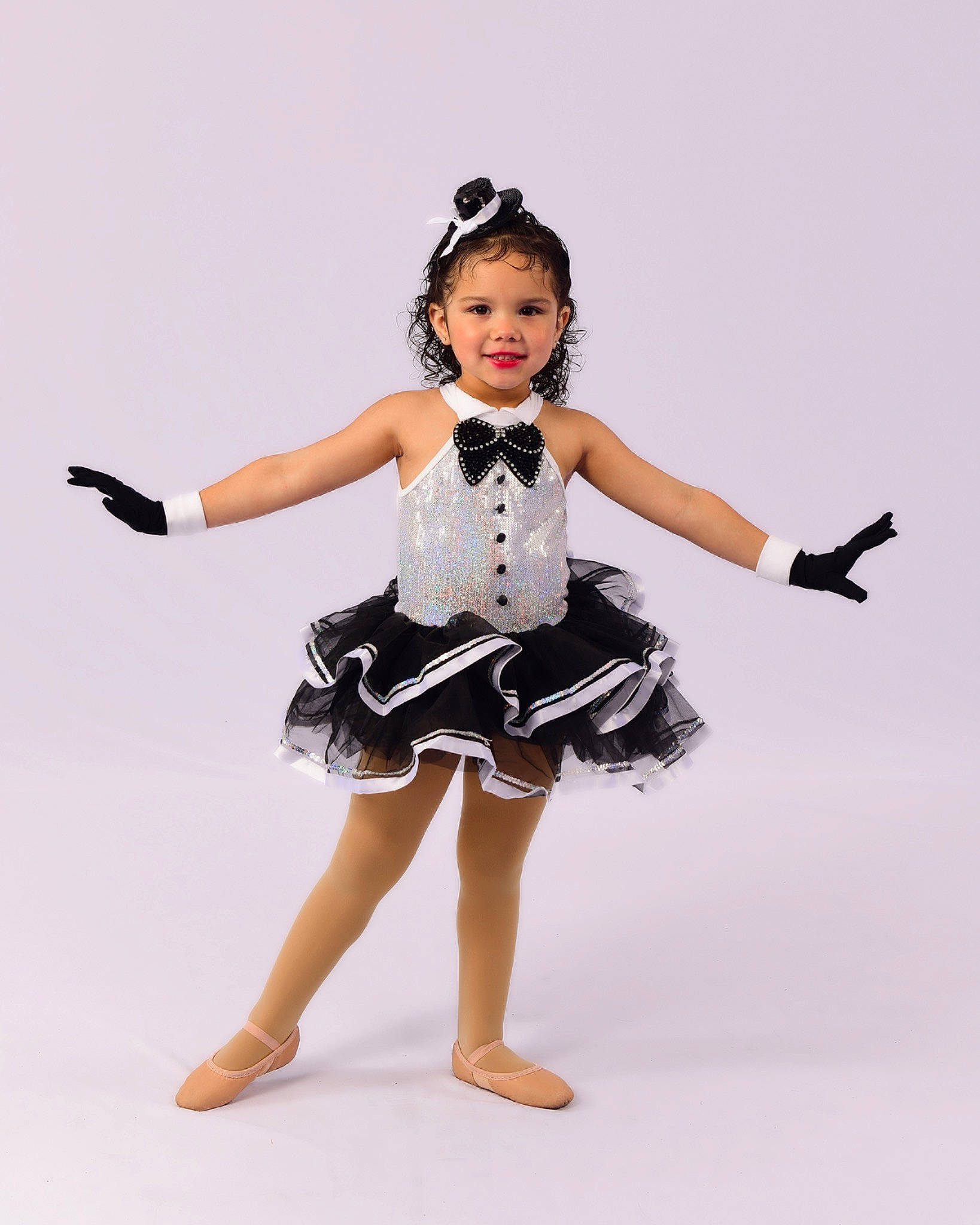 Dessielea is registered to the contest to win money with this photo: arm, art, day_dress, dress, fashion_design, fun, gesture, happy, human_body, human_leg, joint, joy, knee, one_piece_garment, pattern, performing_arts, person, sleeve, street_fashion, thigh