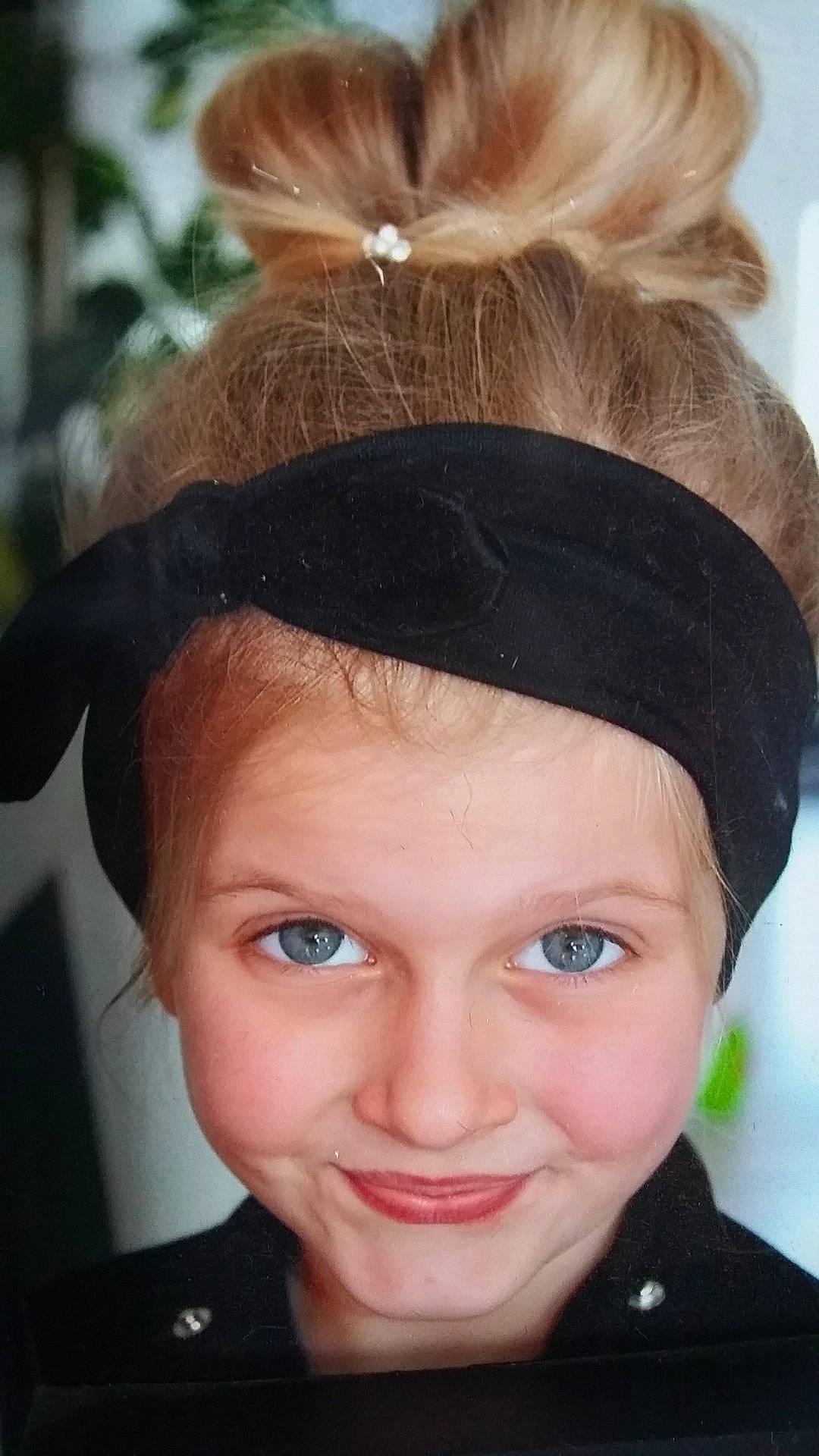 Ambre participe au concours pour gagner de l'argent avec cette photo : beehive, brown_hair, chignon, ear, eyebrow, forehead, hair, hair_accessory, hair_coloring, hairstyle, headgear, headpiece, person