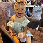 Alya a rejoint le concours — aidez-le/la à gagner de superbes lots ! adults, baby, bottle, bow, cafe, chair, child, dress, evening, foot, furniture, happy, headband, indoor, off_shoulder, people, skin, smiling, table