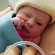 Soélya a rejoint le concours — aidez-le/la à gagner de superbes lots ! baby, blanket, care, cozy, cute, hand, hat, holding, hospital, infant, love, medical, newborn, person, portrait, skin, small, tenderness, tube, winking