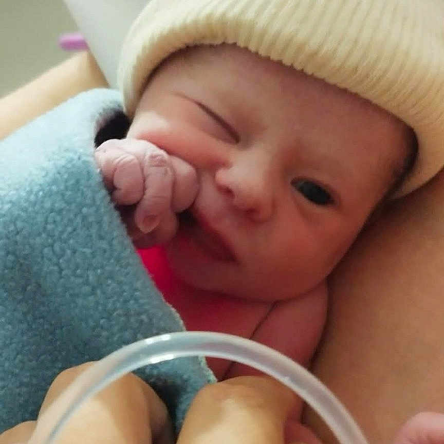 Soélya a rejoint le concours — aidez-le/la à gagner de superbes lots ! baby, blanket, care, cozy, cute, hand, hat, holding, hospital, infant, love, medical, newborn, person, portrait, skin, small, tenderness, tube, winking