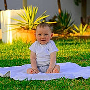 Malo a rejoint le concours — aidez-le/la à gagner de superbes lots ! baby, blue_eyes, child, cute, garden, grass, greenery, happy, infant, nature, outdoor, plants, portrait, sitting, smiling, striped_shorts, summer, sunlight, towel, white_shirt