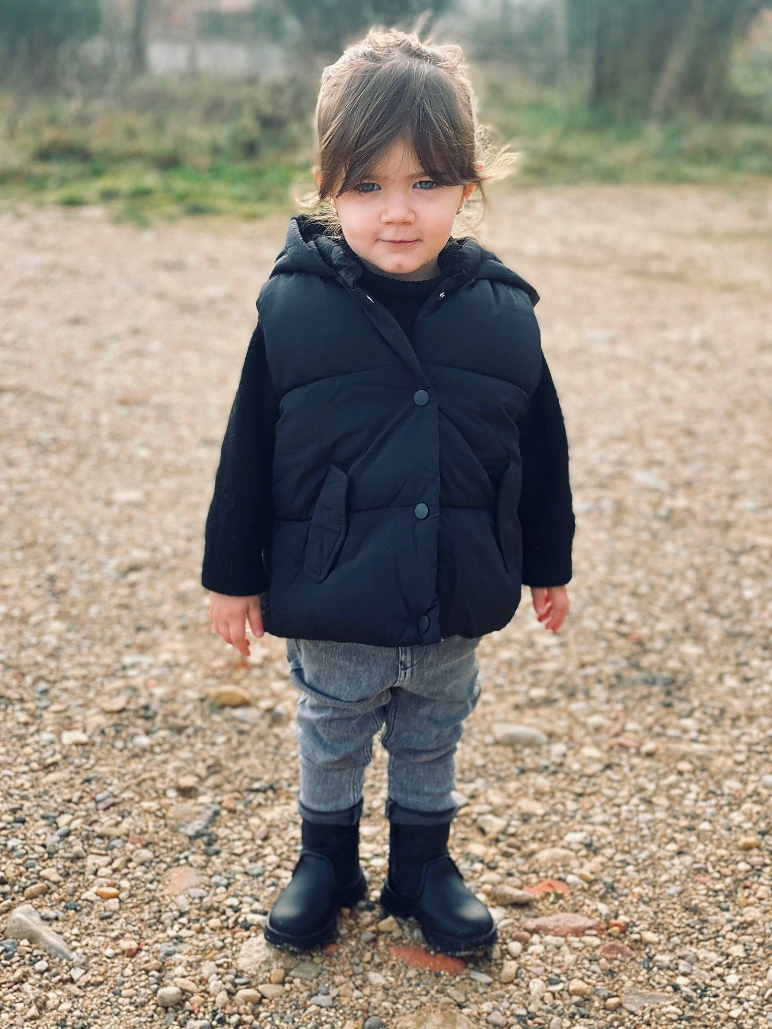Leia a rejoint le concours — aidez-le/la à gagner de superbes lots ! child, eye, face, grass, hair, hairstyle, happy, head, jacket, landscape, neck, people_in_nature, person, plant, sleeve, smile, standing, t_shirt, toddler, tree