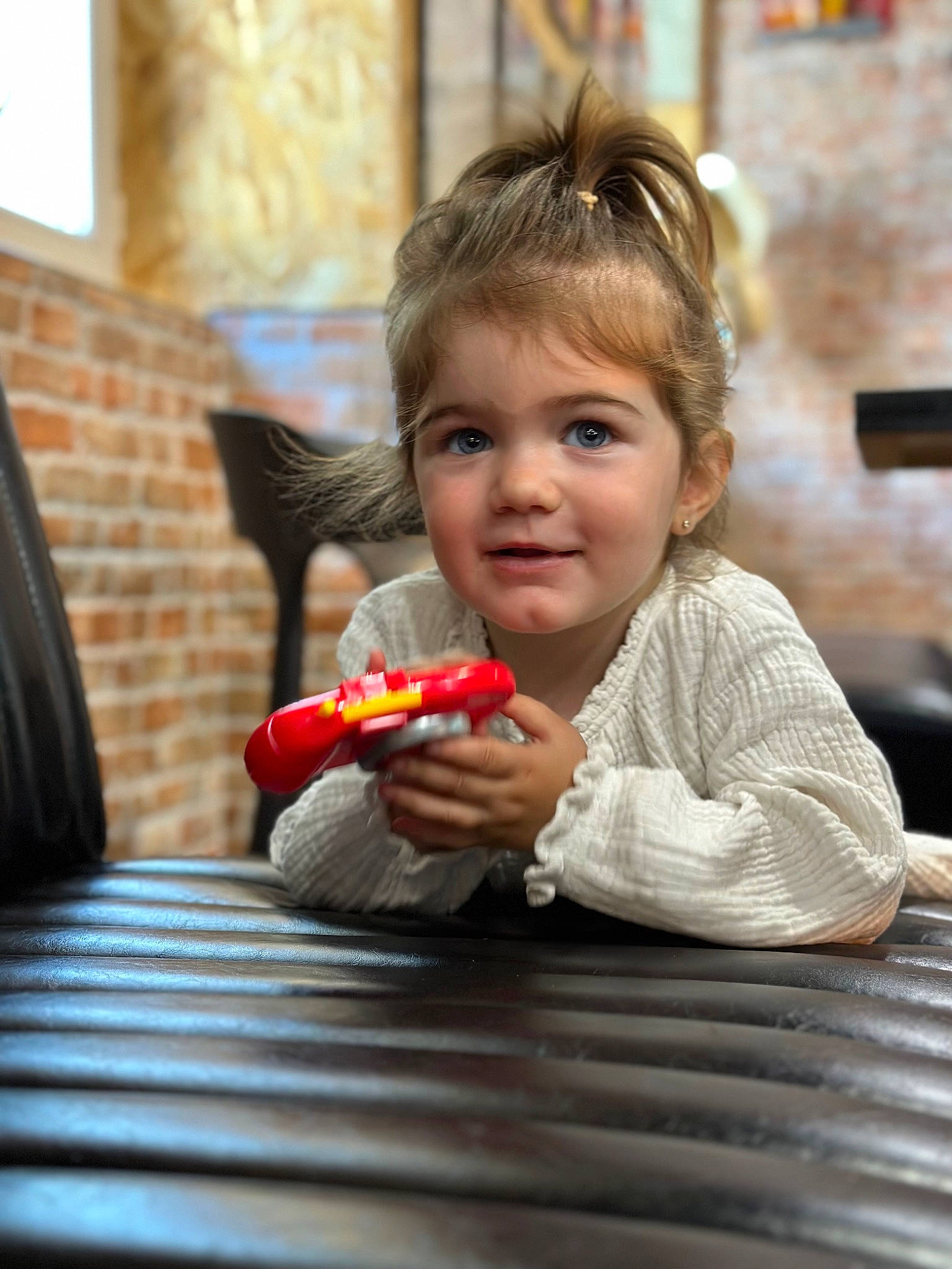 Leia a rejoint le concours — aidez-le/la à gagner de superbes lots ! breakfast, child, comfort_food, eating, flooring, fun, happy, joy, leisure, person, recreation, room, sitting, sweetness, thumb, toddler, toy, vacation, wood